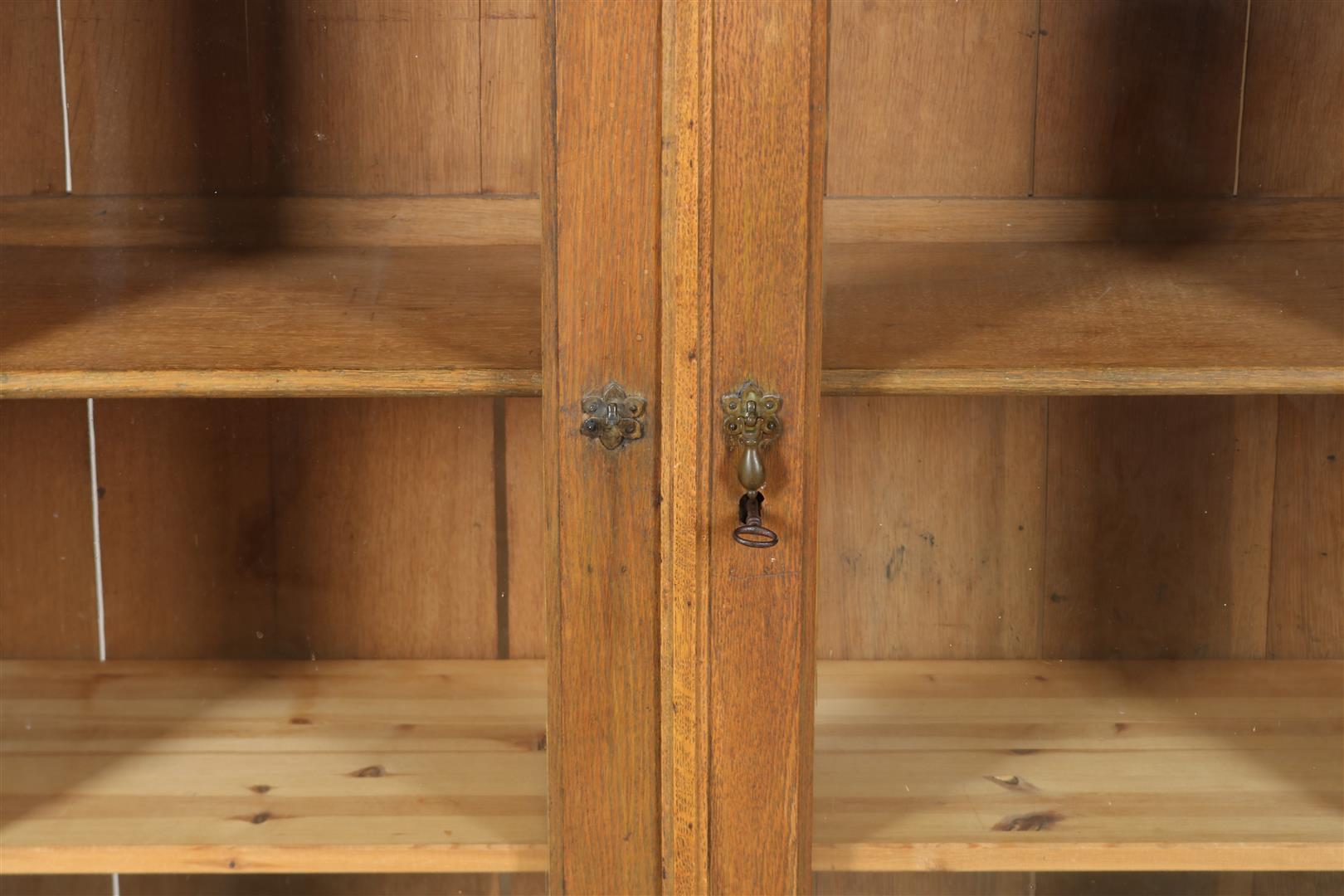 Oak Art Deco bookcase with 2 glass doors, ca. 1920, 132 x 117 x 37 cm. - Image 4 of 6