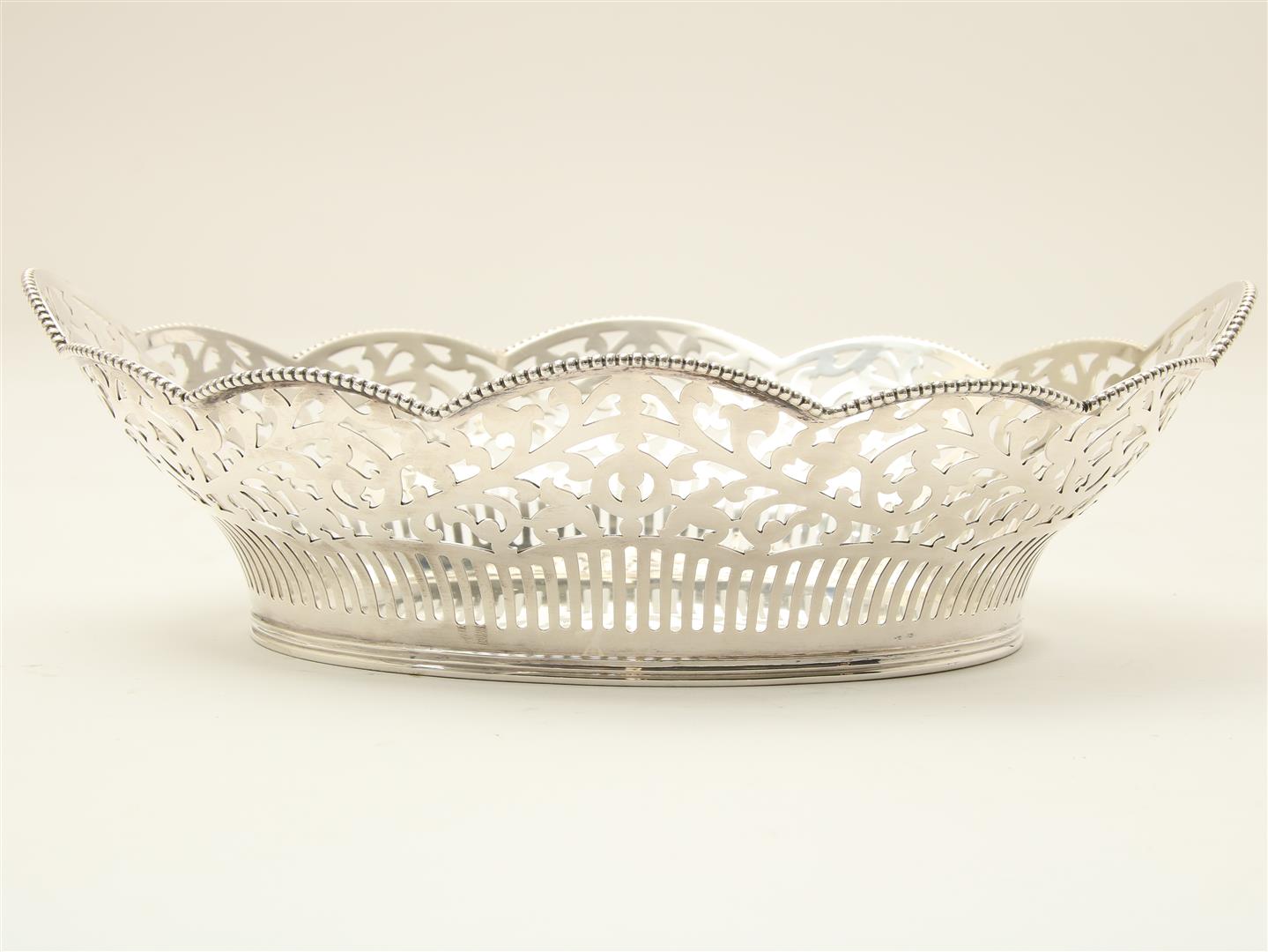 Openwork silver bread basket with curl and bar motif, trimmed with pearl edge, grade 835/000,