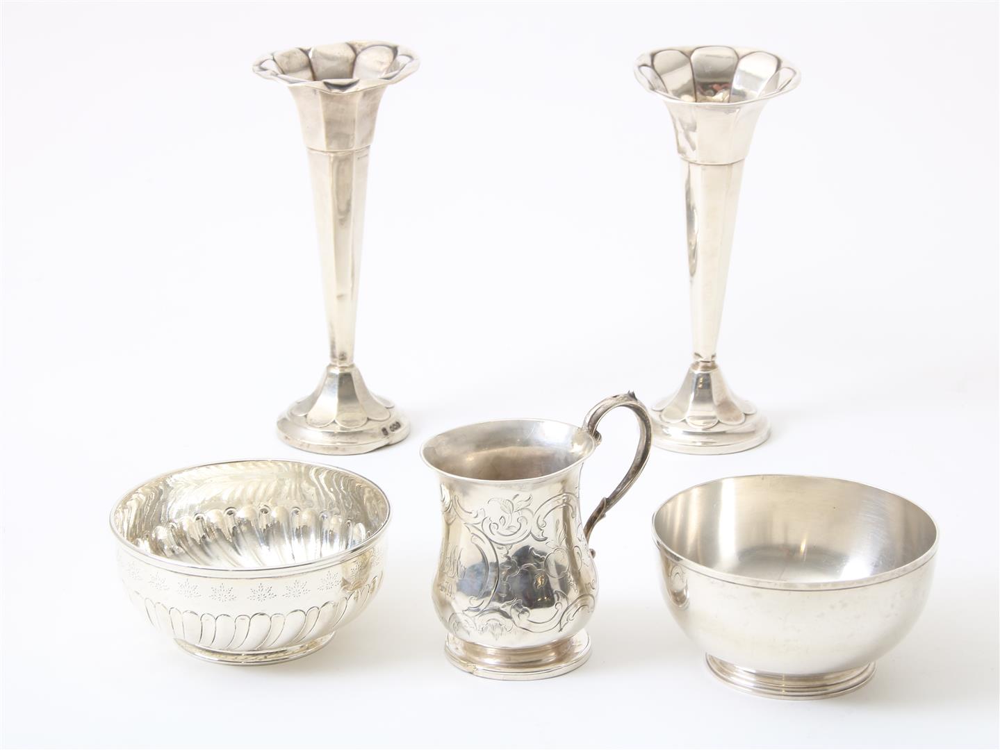 Lot of silverware including orchid vase, water bowl, cup, various quality, gross weight 522 grams.