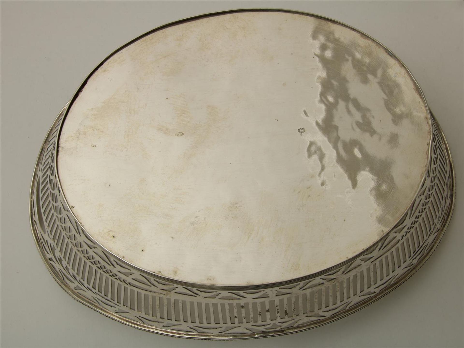 Lot consisting of a silver bread basket, pierced and trimmed with a pearl edge, and a chocolate - Image 3 of 4