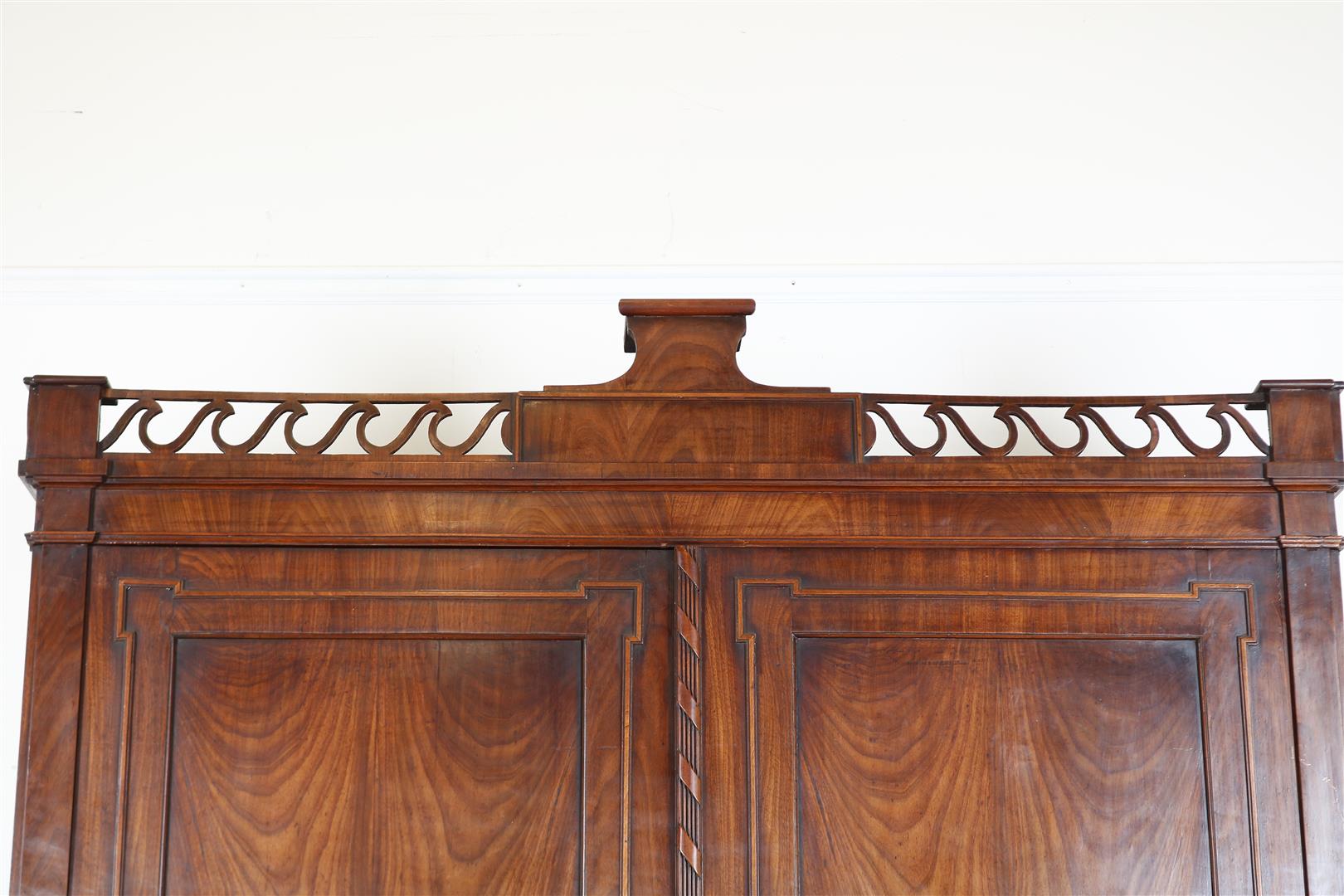 Mahogany veneered gate cabinet, with straight hood with gallery edge decorated with pilasters, 2 - Image 3 of 6