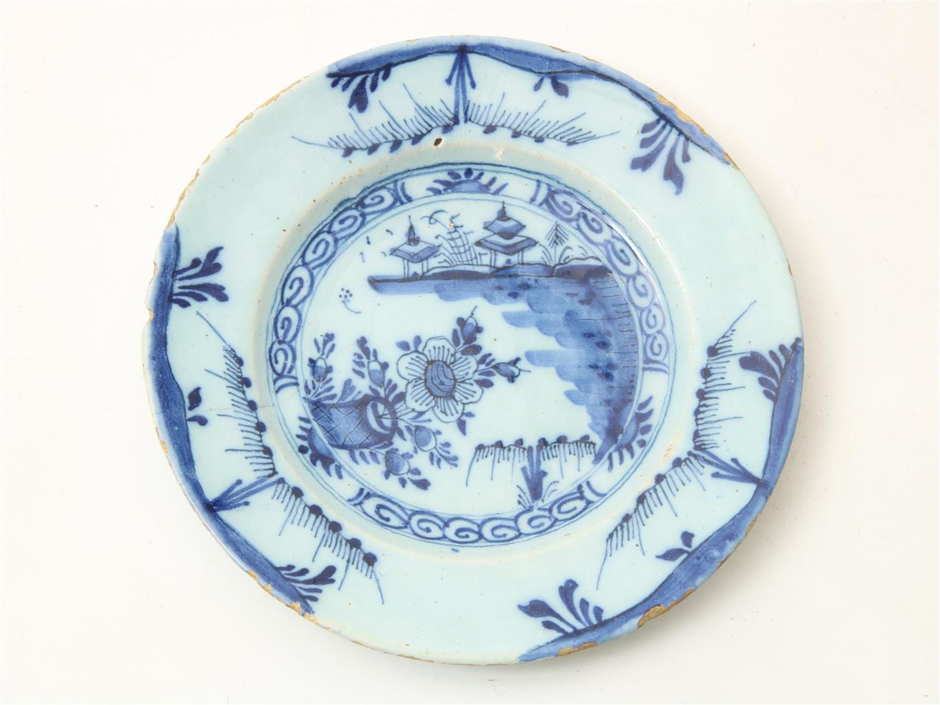 Lot of 3 earthenware plates, 2 with Chinoiserie decor and 1 decorated with flowers, Delft 18th - Image 4 of 6