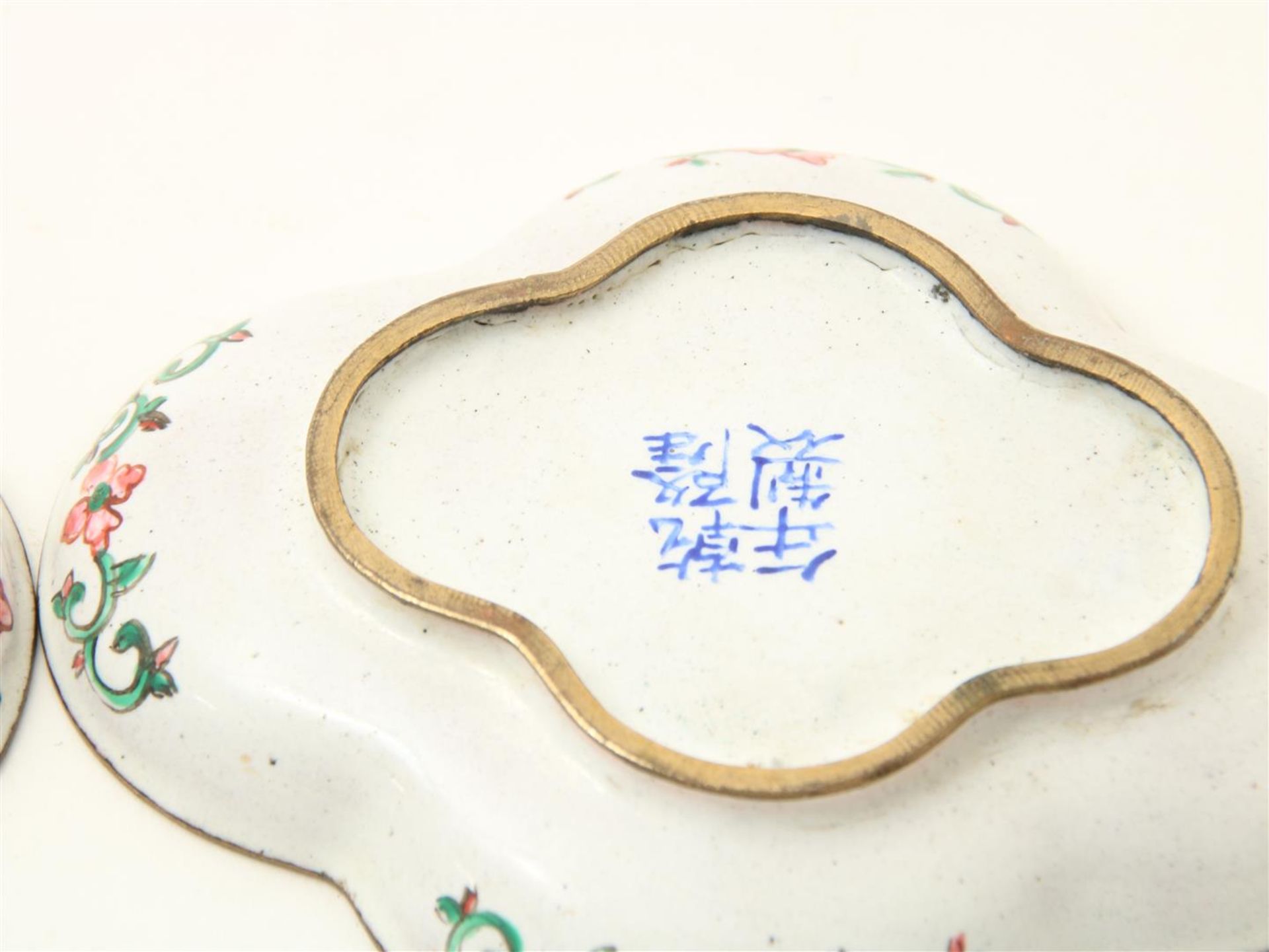 Series of 2 Canton enamel quatrefoil dishes in clover shape with decor of a lady in landscape, - Image 4 of 4