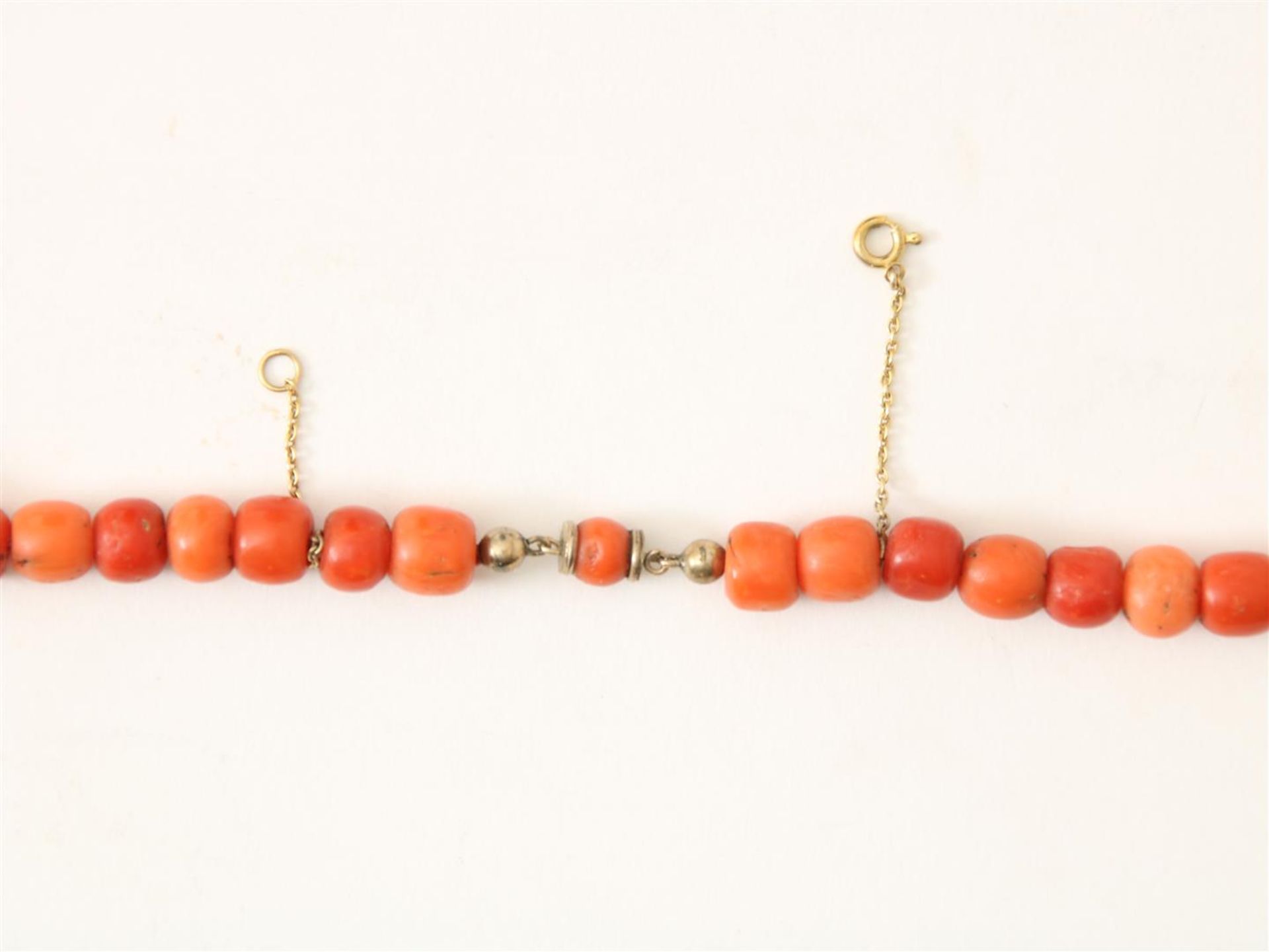 Red coral cheese necklace on hook clasp and gold safety chain l. 47 cm.