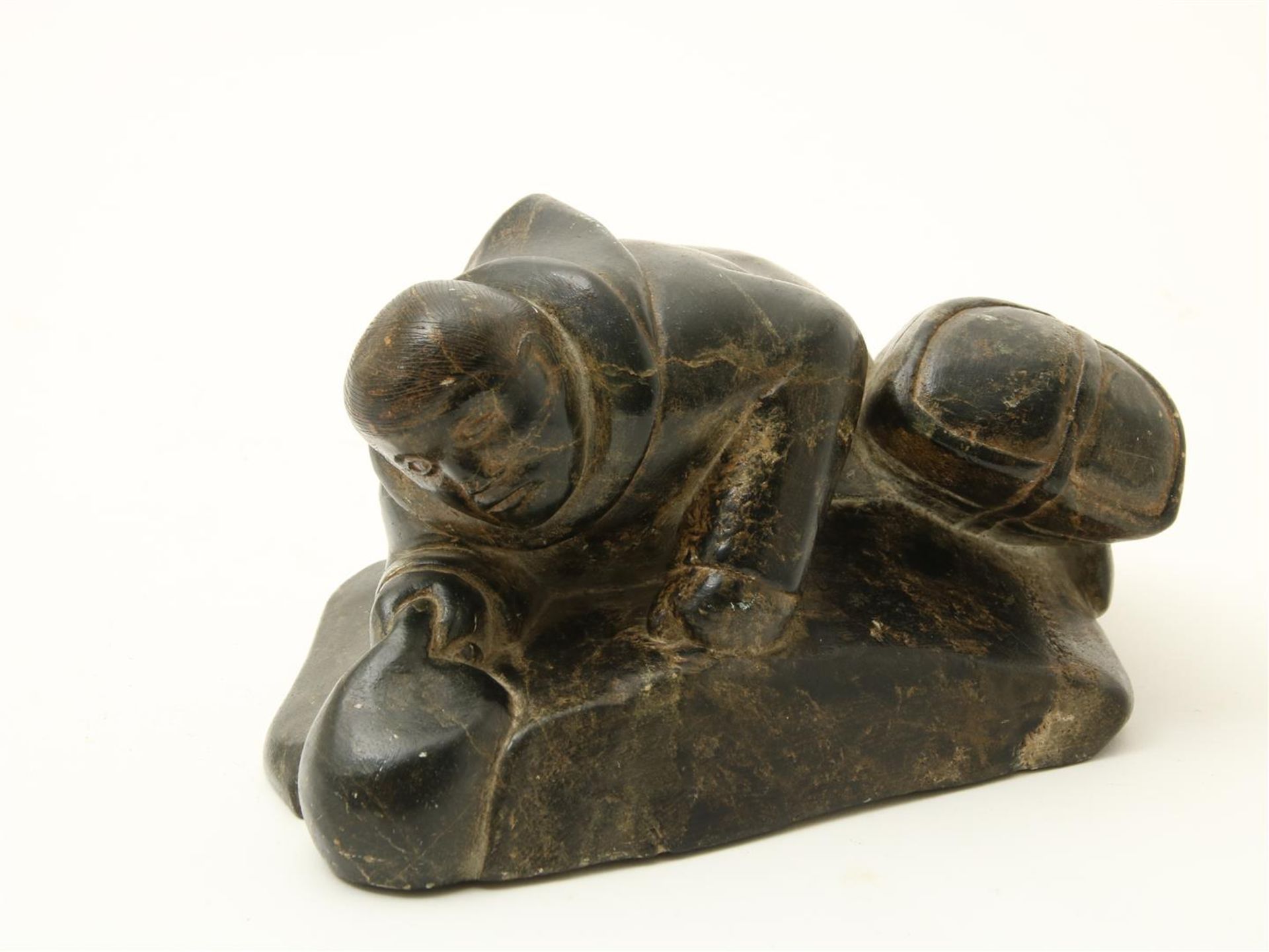 Stone statue Inuit, hunter, signed Pootoogook Kannanginak (1935-2010), 10 x 18 x 13 cm.