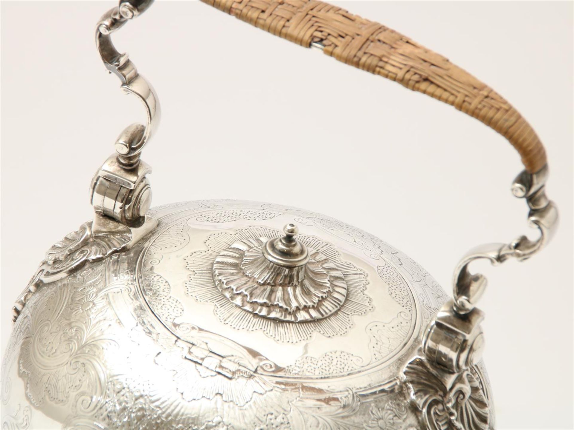 Silver Georgian teapot with engraving of C-volutes, on bouilloire decorated with mascerons and shell - Image 8 of 11