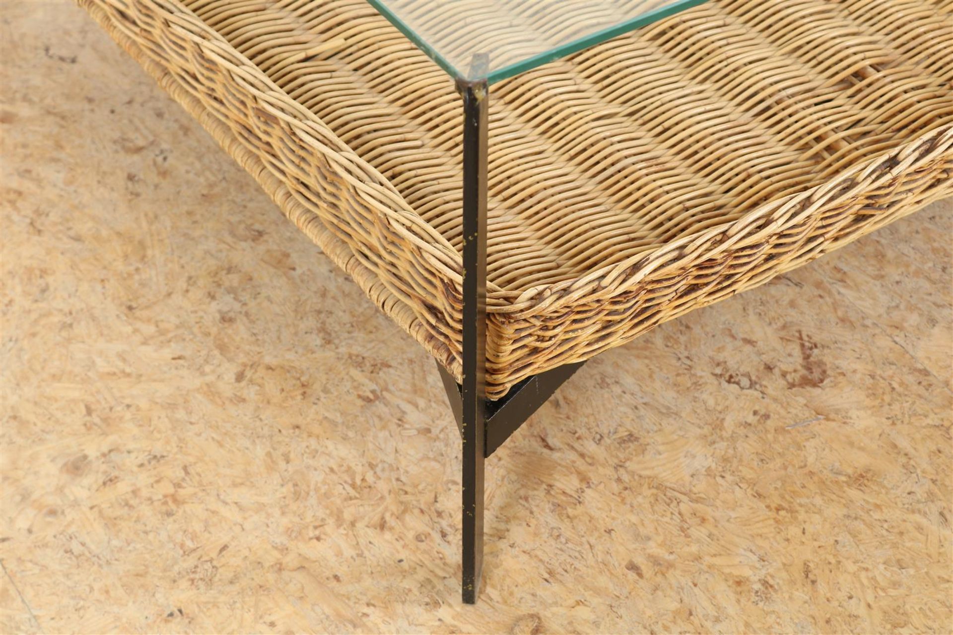 Coffee table with glass top on black metal base and wicker shelf, 38 x 77 x 77 cm. - Image 4 of 4