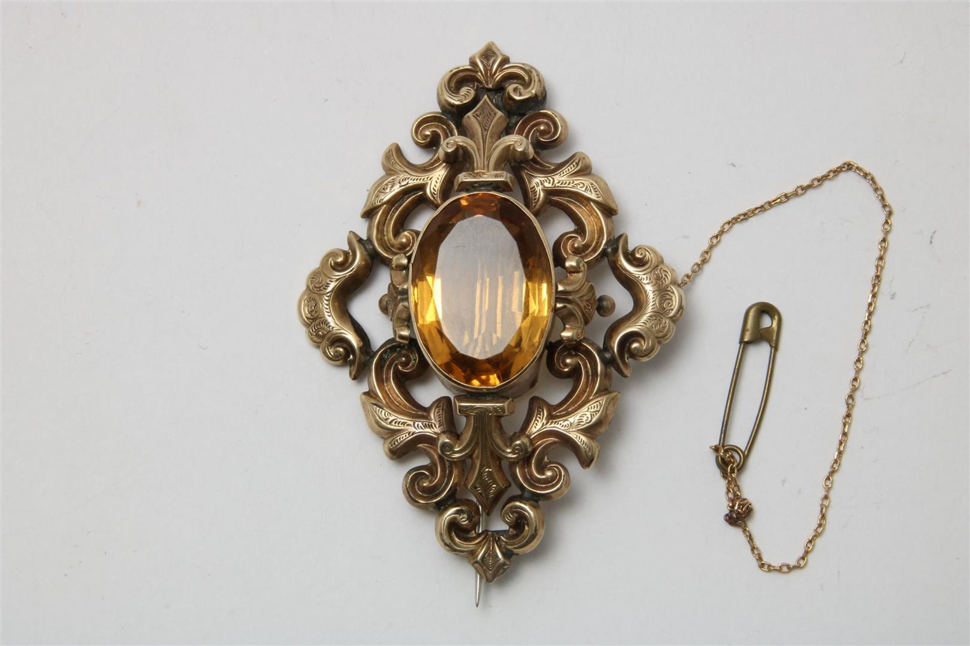 Yellow gold brooch set with citrine