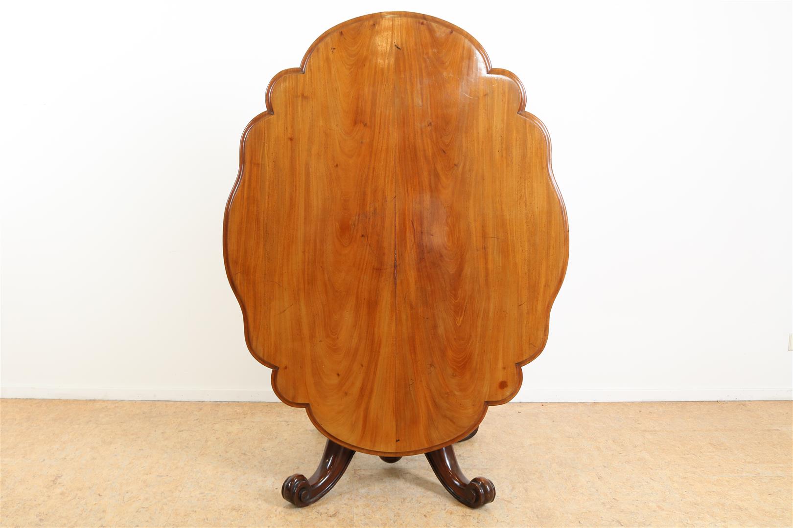Mahogany Victorian coffee table with contoured top resting on richly carved legs ending in 4-sprant, - Image 2 of 4