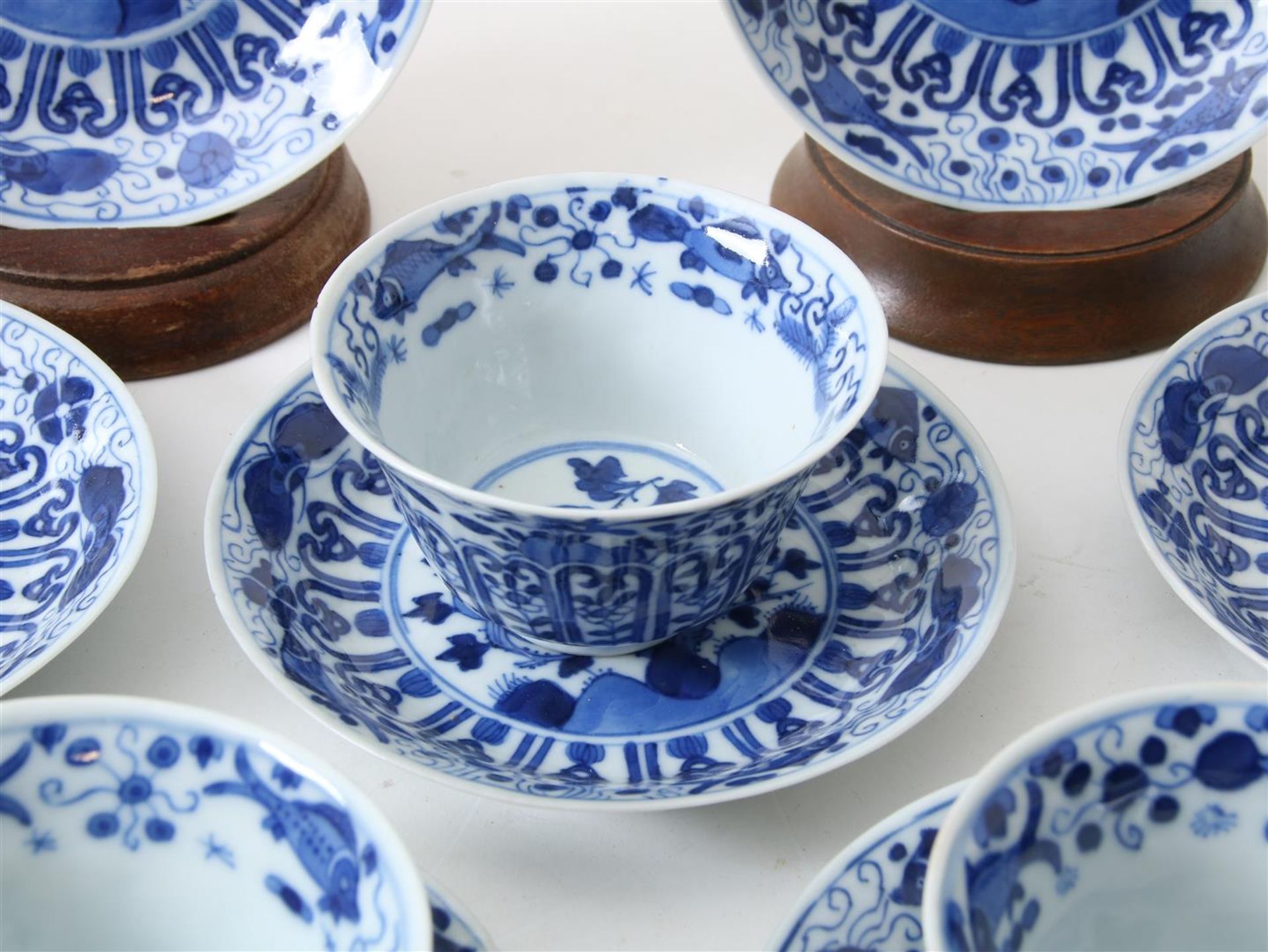 Lot of 12 porcelain cups and 11 saucers decorated in blue with perch and butterfly decor, China - Image 11 of 19