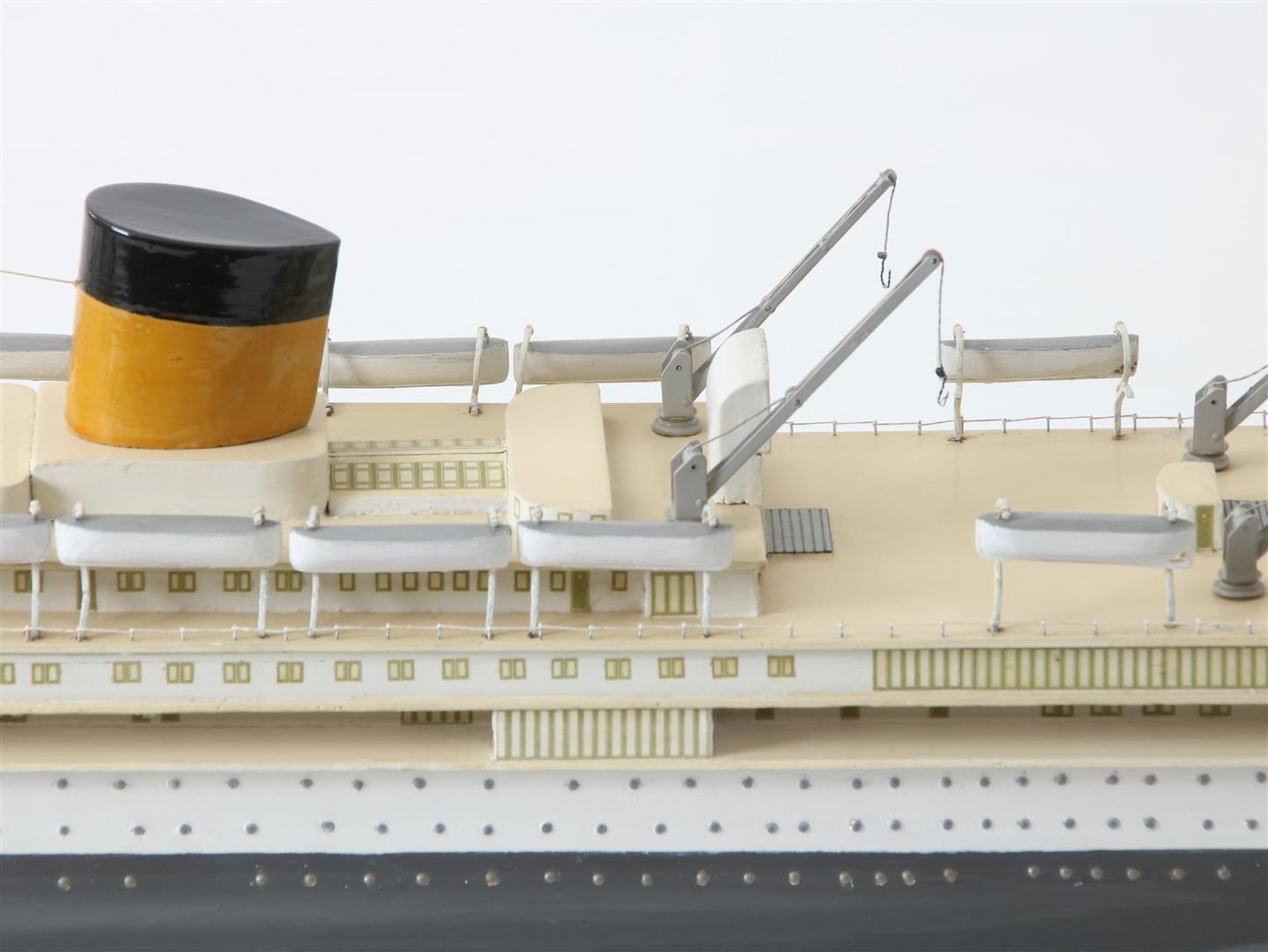 Model ship of 'De Oranje', in glass display case, 20th century, 38 x 107 x 27 cm. - Image 3 of 5