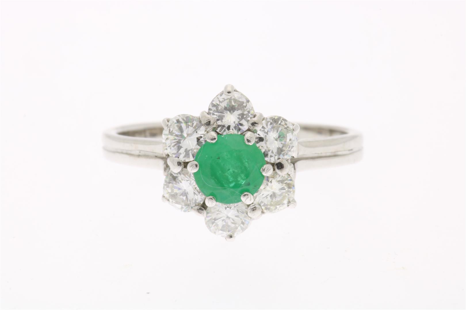 White gold ring set with emerald and diamond, brilliant cut, approx. 0.9 ct., F/G, VS/SI, grade