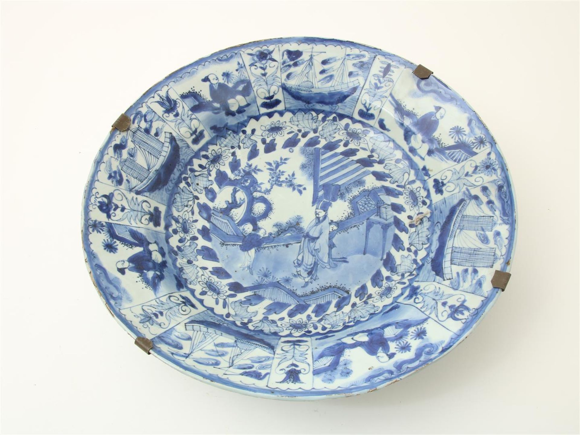 Porcelain dish with central decoration of Chinese people