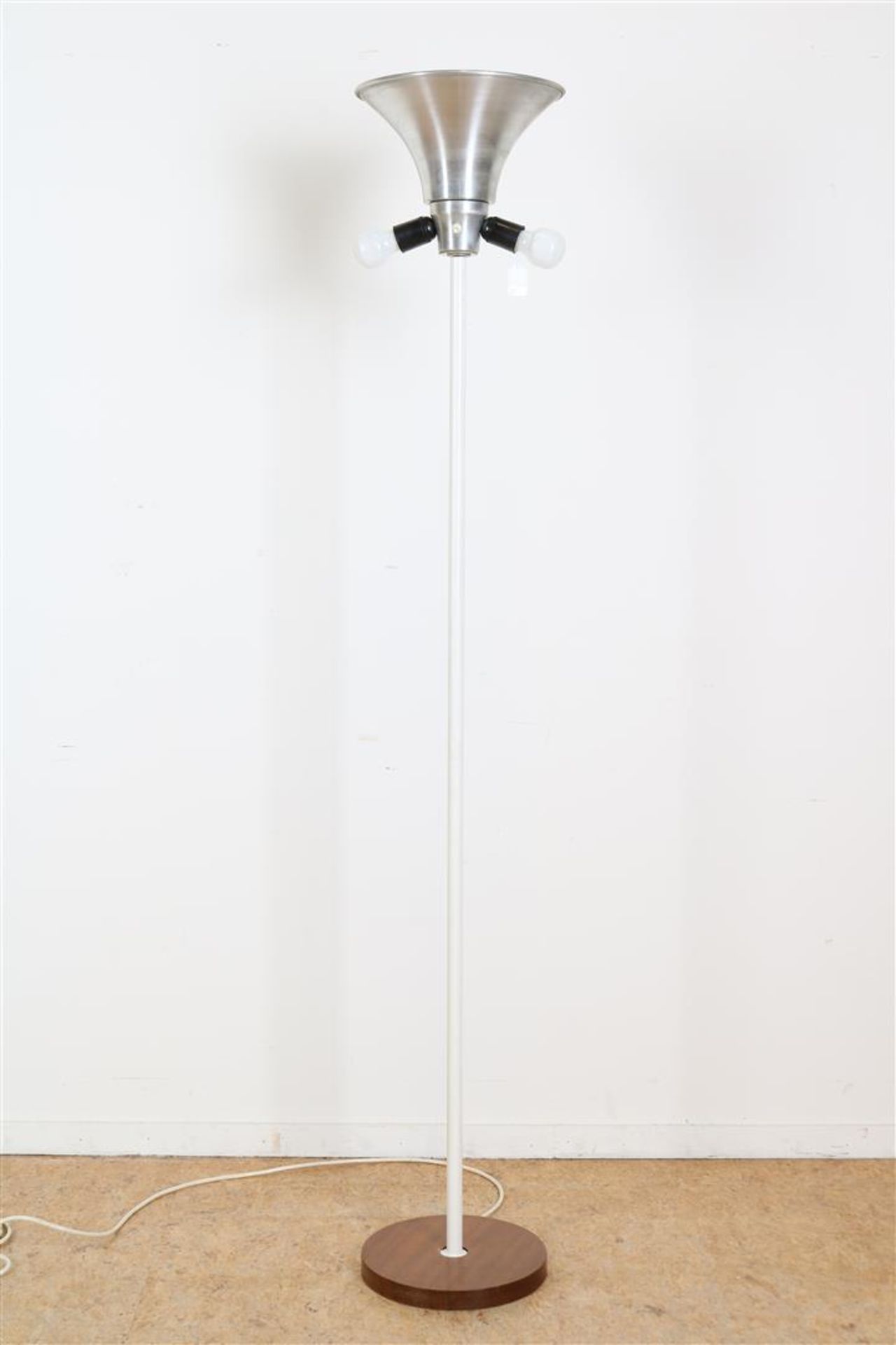Gispen standing lamp on white-painted metal feet, aluminum shell shade, height 170 cm.