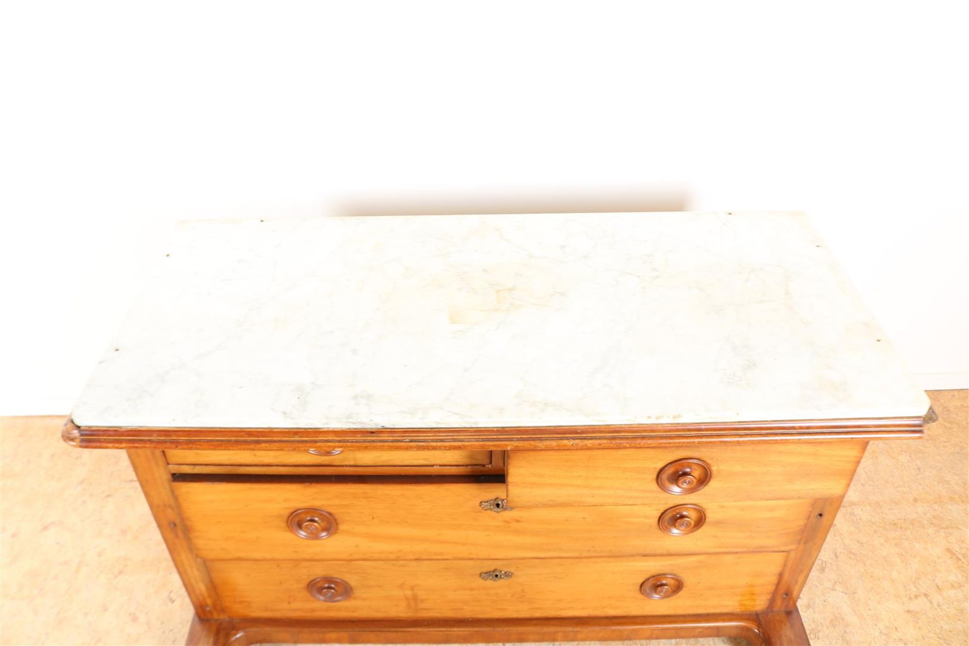 Mahogany laundry chest with marble top on 4 drawers with wooden pulls, 19th century, 77 x 125 x 76 - Image 2 of 5