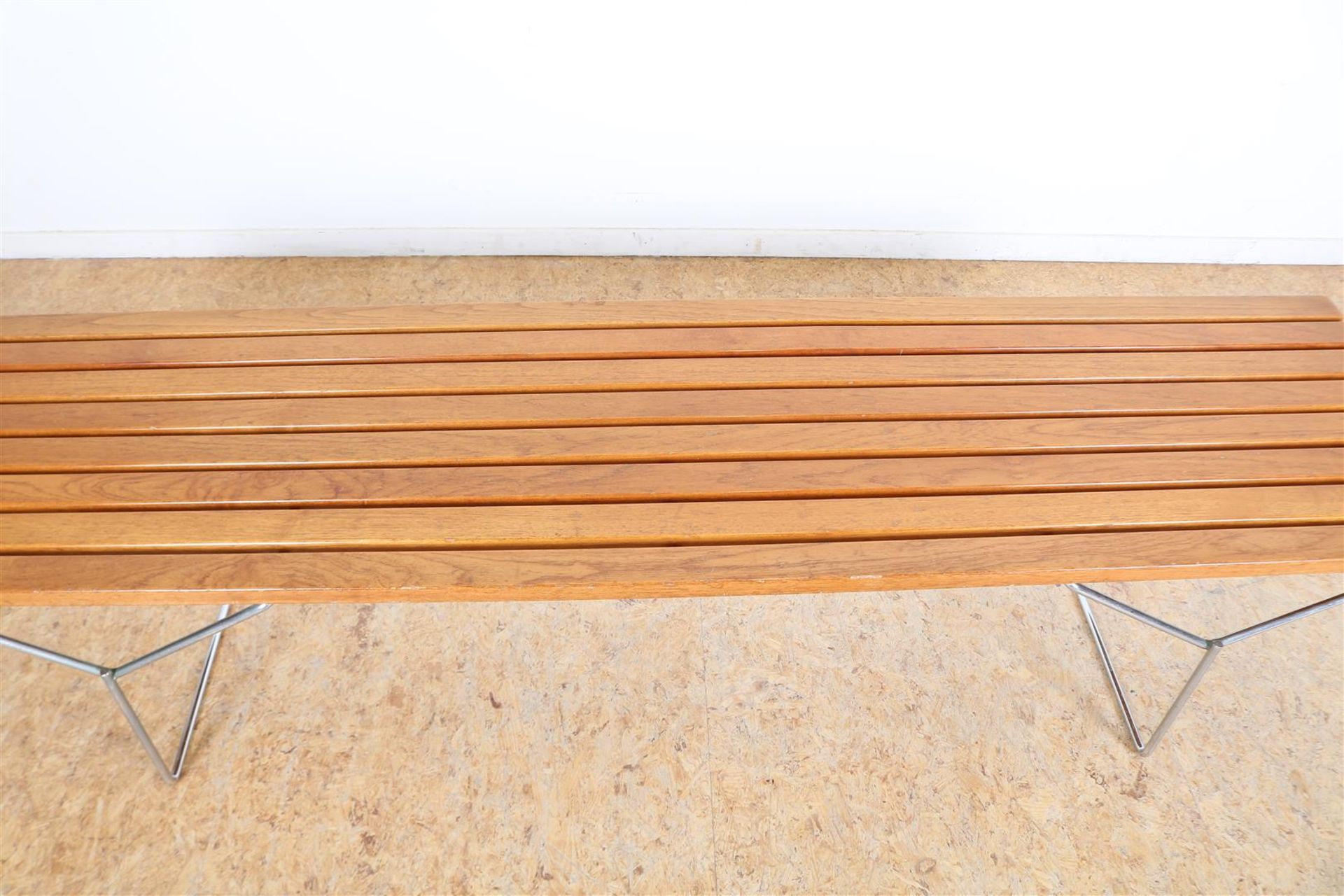 Design slatted bench with wooden oak seat on metal tubular frame legs, designed in 1952 by Harry - Image 2 of 4