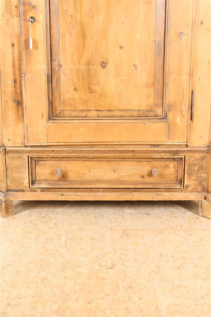 Pine linen cupboard, so-called harness cupboard with straight hood, a panel door and a plinth - Image 4 of 4