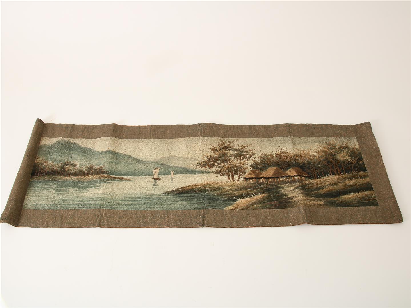 Geborduurde doek,met borduurwerk in zijde en voorstelling van een rivierlandschap met zeilschepen en