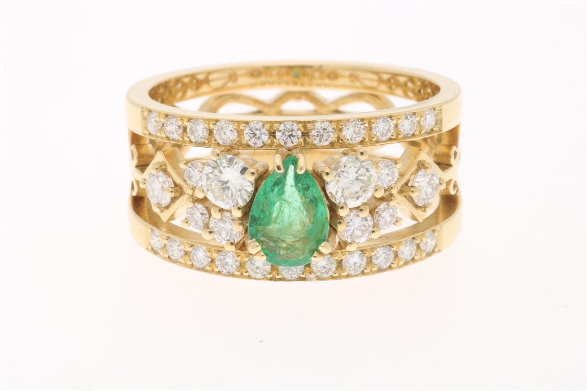 Rose gold band ring with emerald and diamond