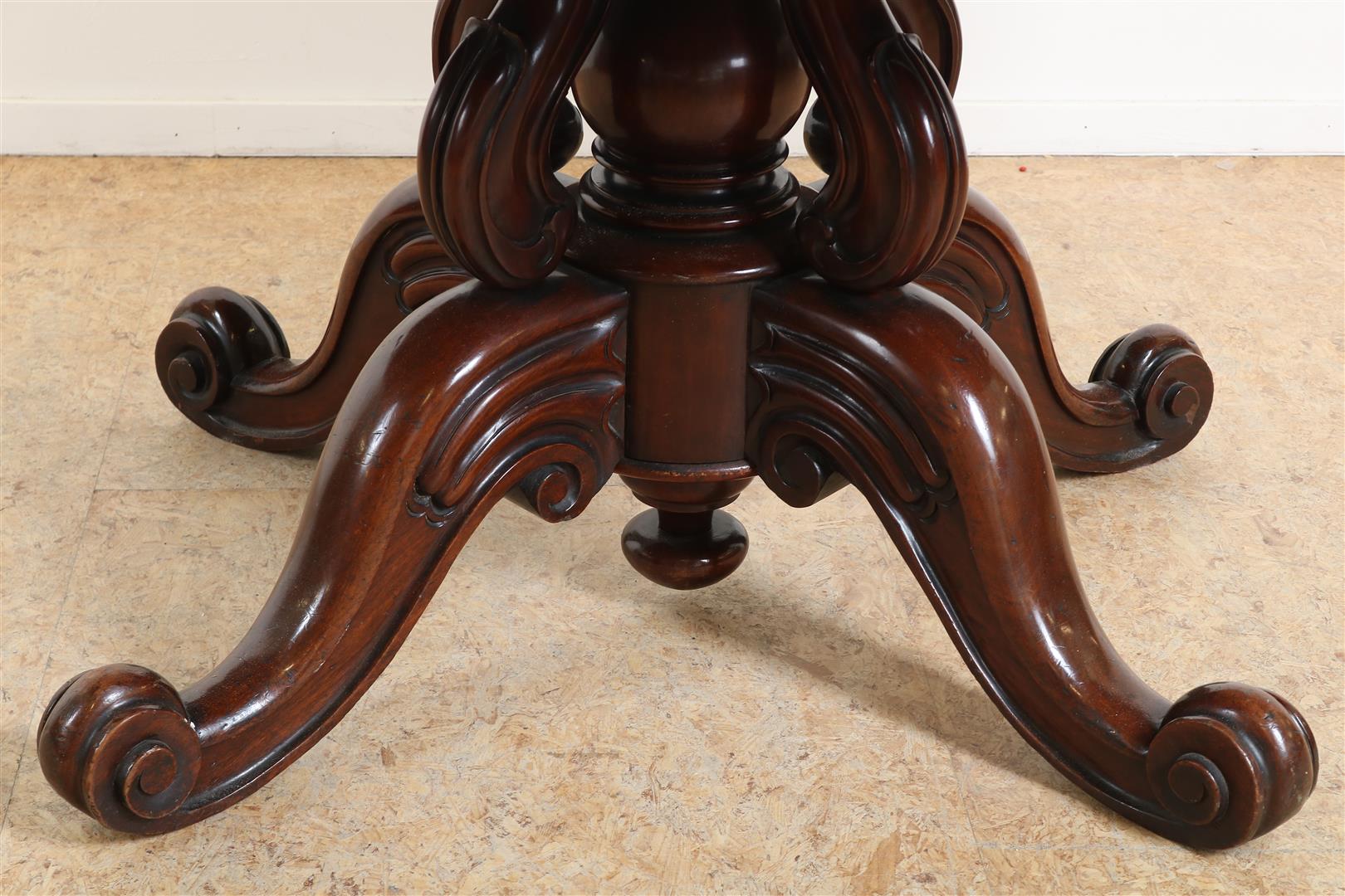 Mahogany Victorian coffee table with contoured top resting on richly carved legs ending in 4-sprant, - Image 4 of 4