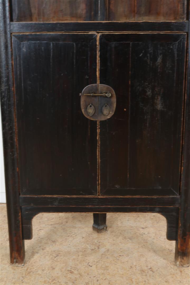 Black painted elm corner cabinet with 2 open compartments and 2 panel doors with bronze lock - Image 3 of 4