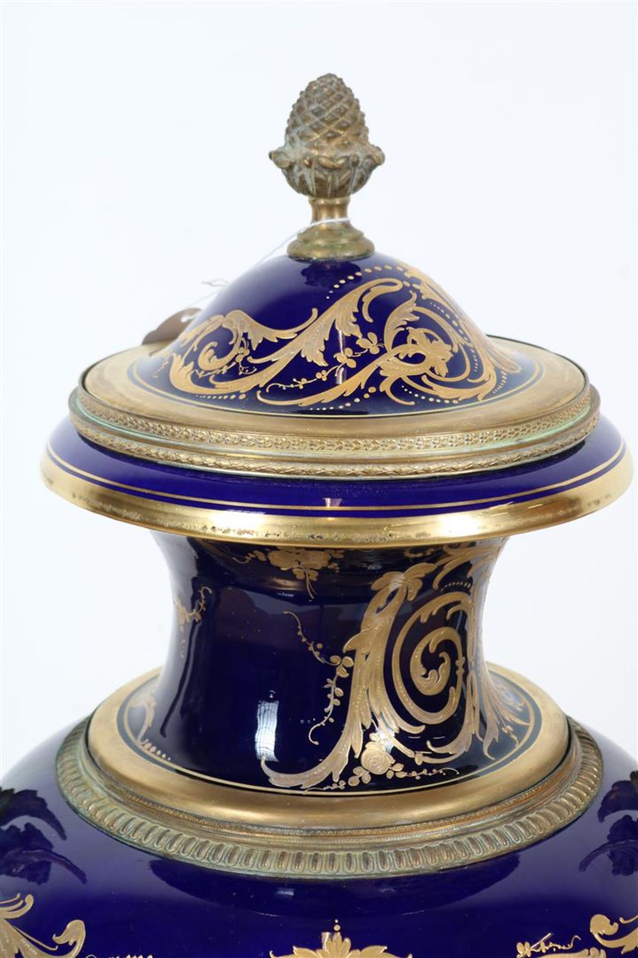 Porcelain Sevres urn vase with fixed lid, double painted decor of romantic scene of figures in - Image 2 of 8