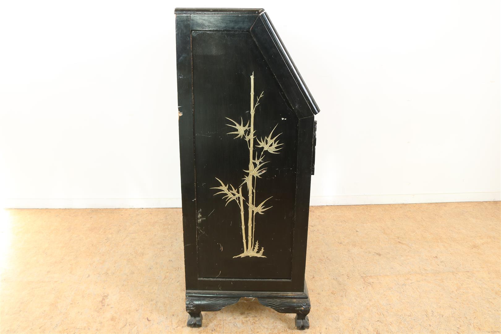 Black lacquer wooden desk with sloping writing flap behind which an interior with compartments on - Image 7 of 9