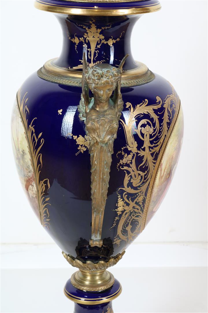 Porcelain Sevres urn vase with fixed lid, double painted decor of romantic scene of figures in - Image 6 of 8