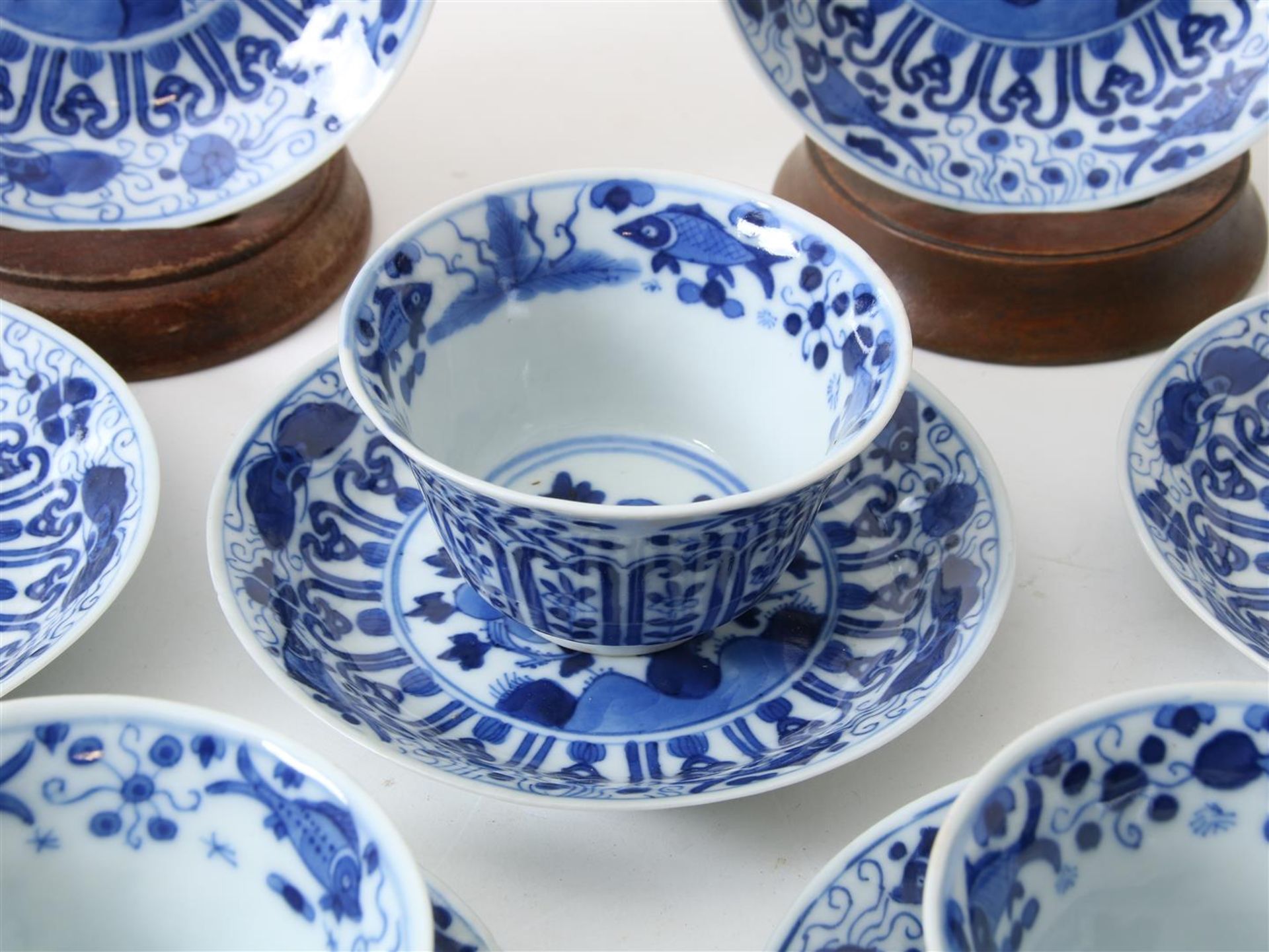 Lot of 12 porcelain cups and 11 saucers decorated in blue with perch and butterfly decor, China - Image 12 of 19