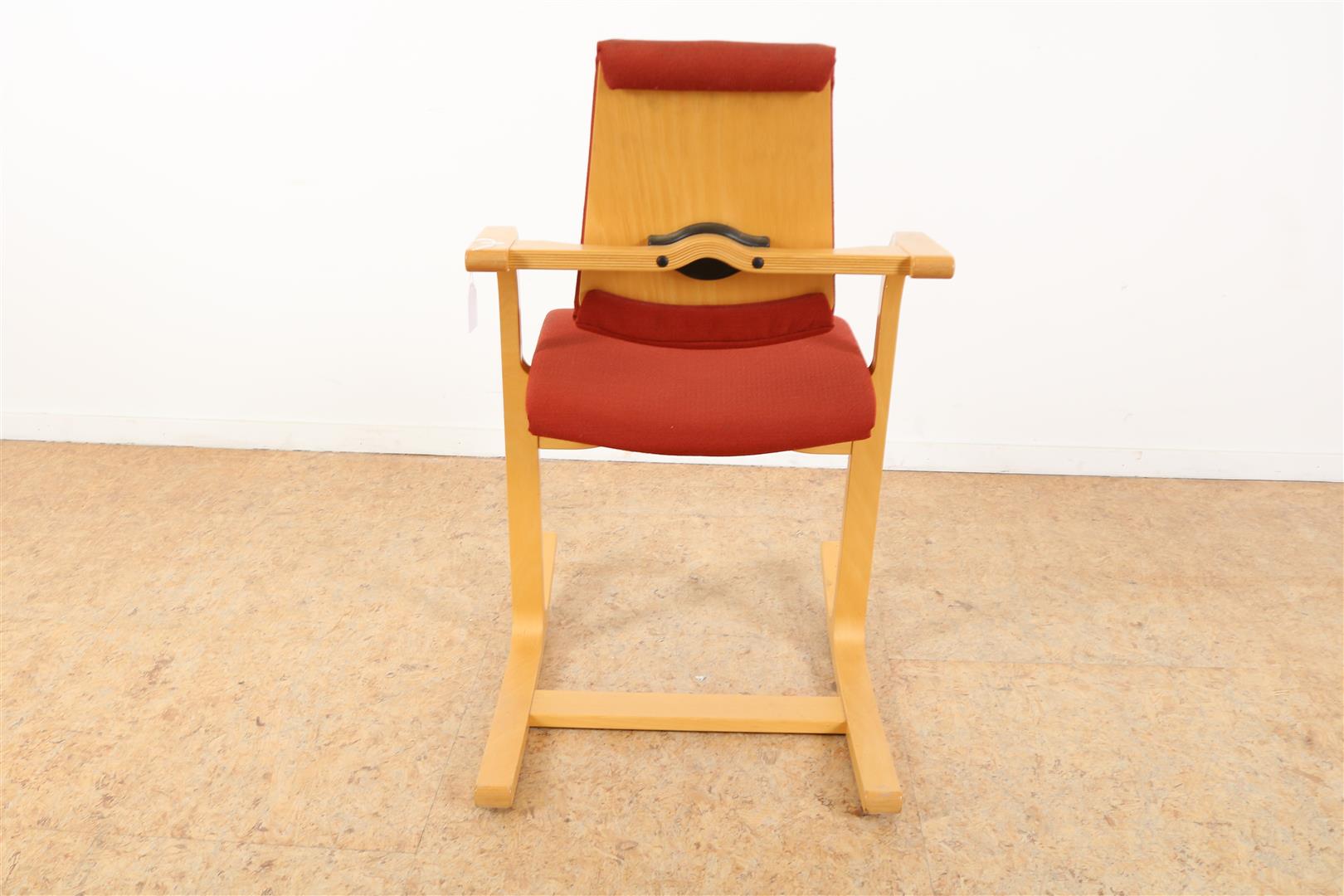 Beech wood balance chair with red upholstery, Peter Opsvik for Stokke Varier, model Aculum, Norway. - Image 3 of 5