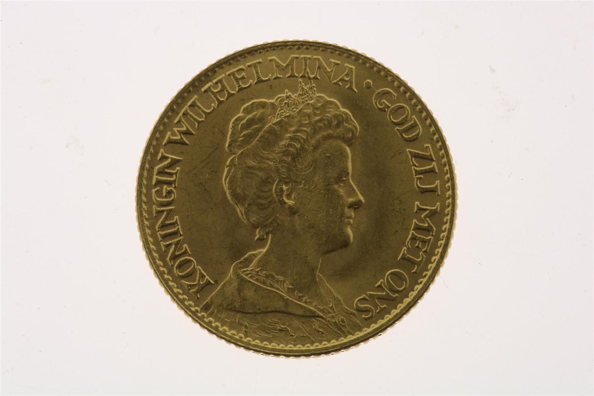 Golden tenner with image of Wilhelmina with updo hair, in an ermine cloak, looking to the right,