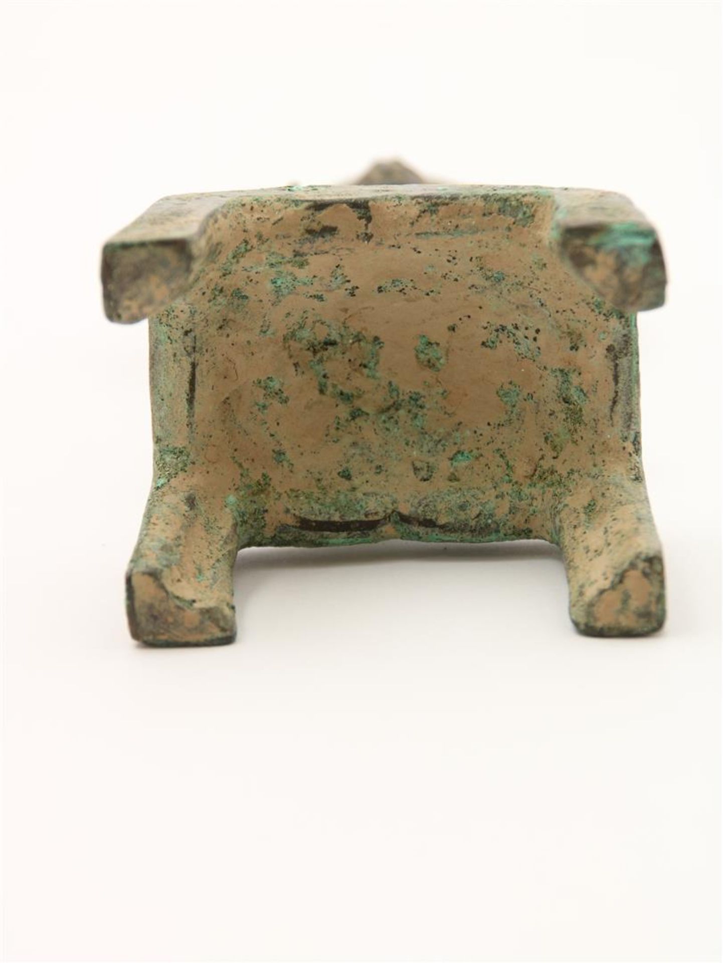 Bronze sculpture of a seated figure on a throne, China 20th century, after an antique example, - Image 5 of 5