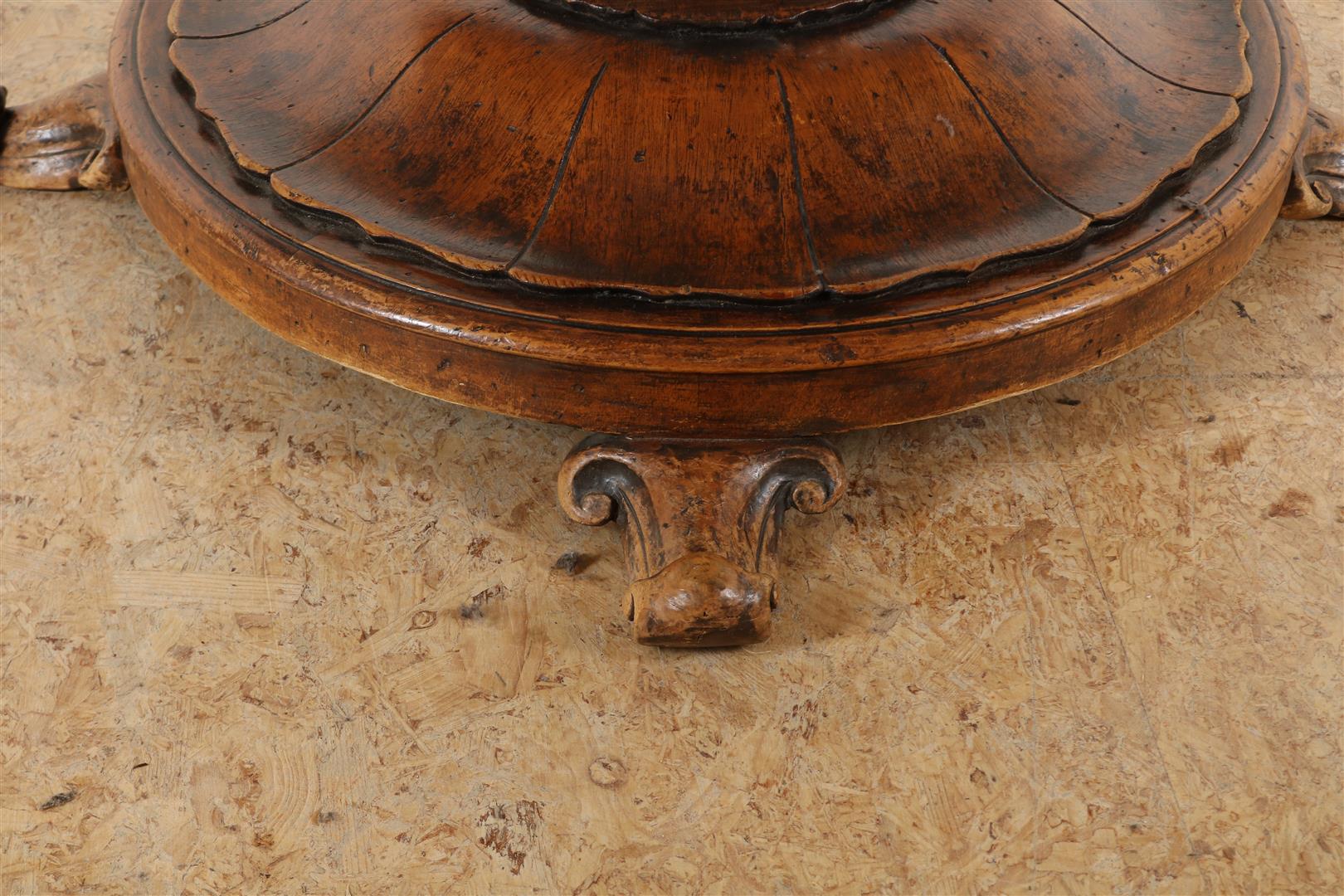 Walnut veneered Biedermeier-style table on column leg ending in round plateau and 2 plinth - Image 4 of 6