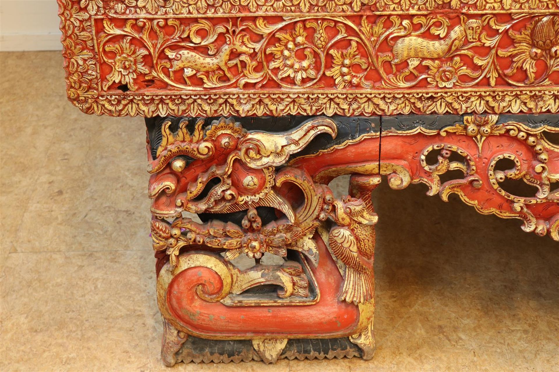 Red and gilded wooden traditional bedstead with carved birds, flowers and dragons, origin Madura, - Image 4 of 6