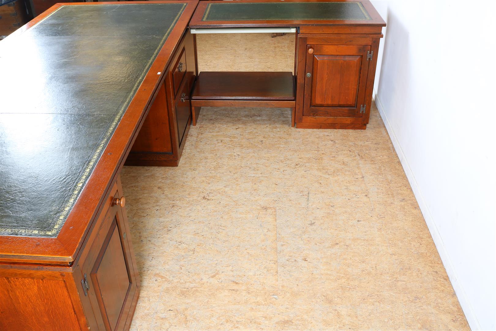 Oak partner desk with green leather inlaid top, extendable shelves on blocks with 3 panel doors - Image 3 of 7