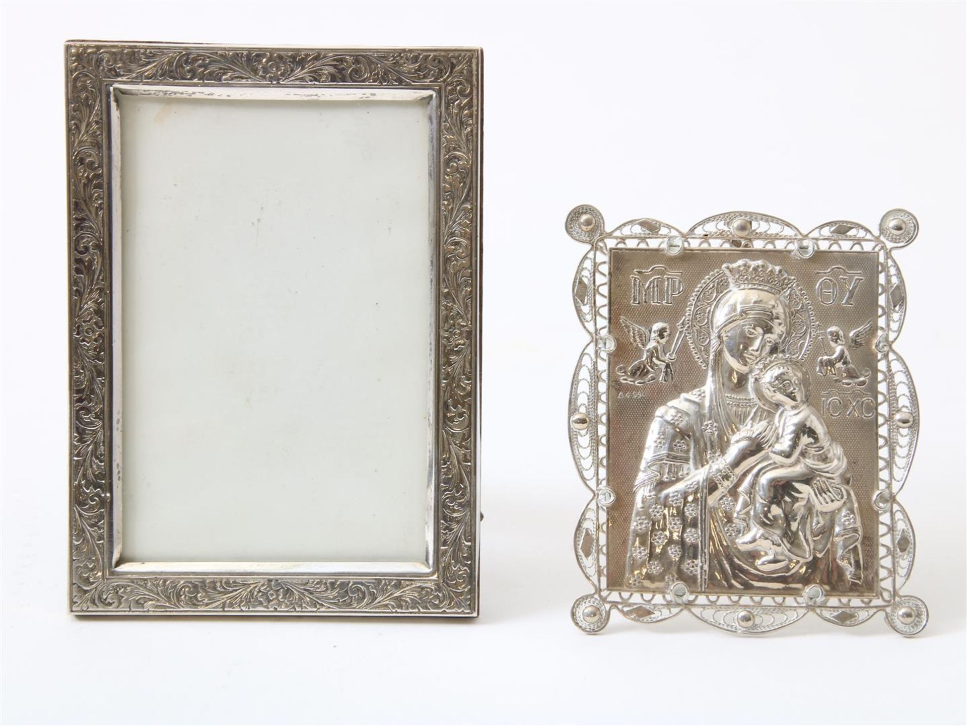 Lot with silver photo frame and silver plaquette