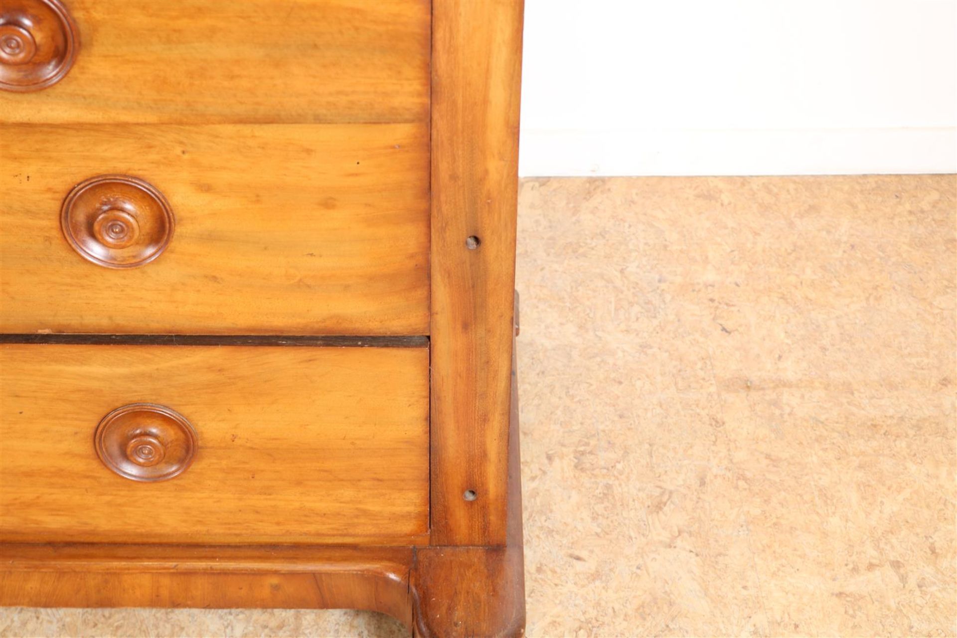 Mahogany laundry chest with marble top on 4 drawers with wooden pulls, 19th century, 77 x 125 x 76 - Image 4 of 5