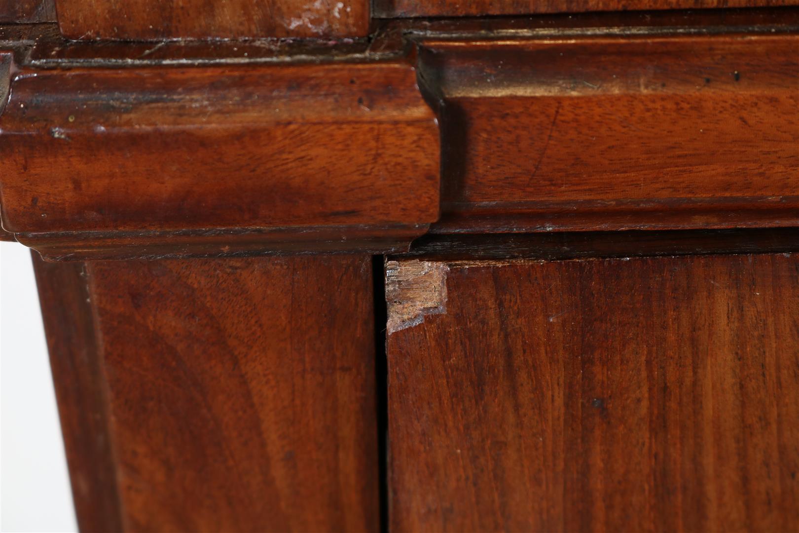 Mahogany veneered gate cabinet, with straight hood with gallery edge decorated with pilasters, 2 - Image 6 of 6