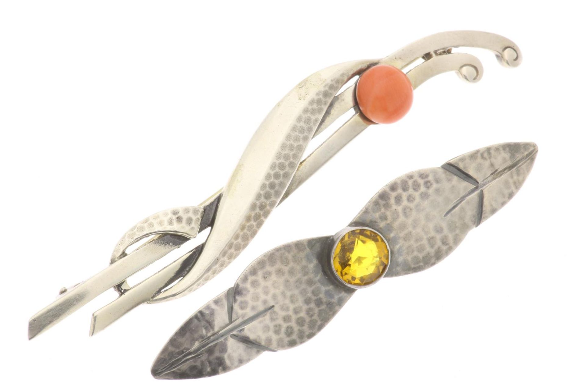 Lot of two silver brooches, one with red coral and one with citrine, grade 925/000, gross weight