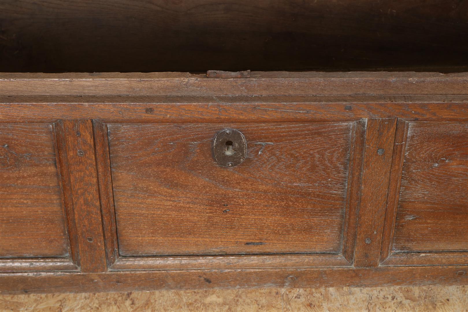 Oak blanket chest with 3 front panels, resting cap, struts, 18th century, 47 x 128 x 55 cm. - Image 3 of 4