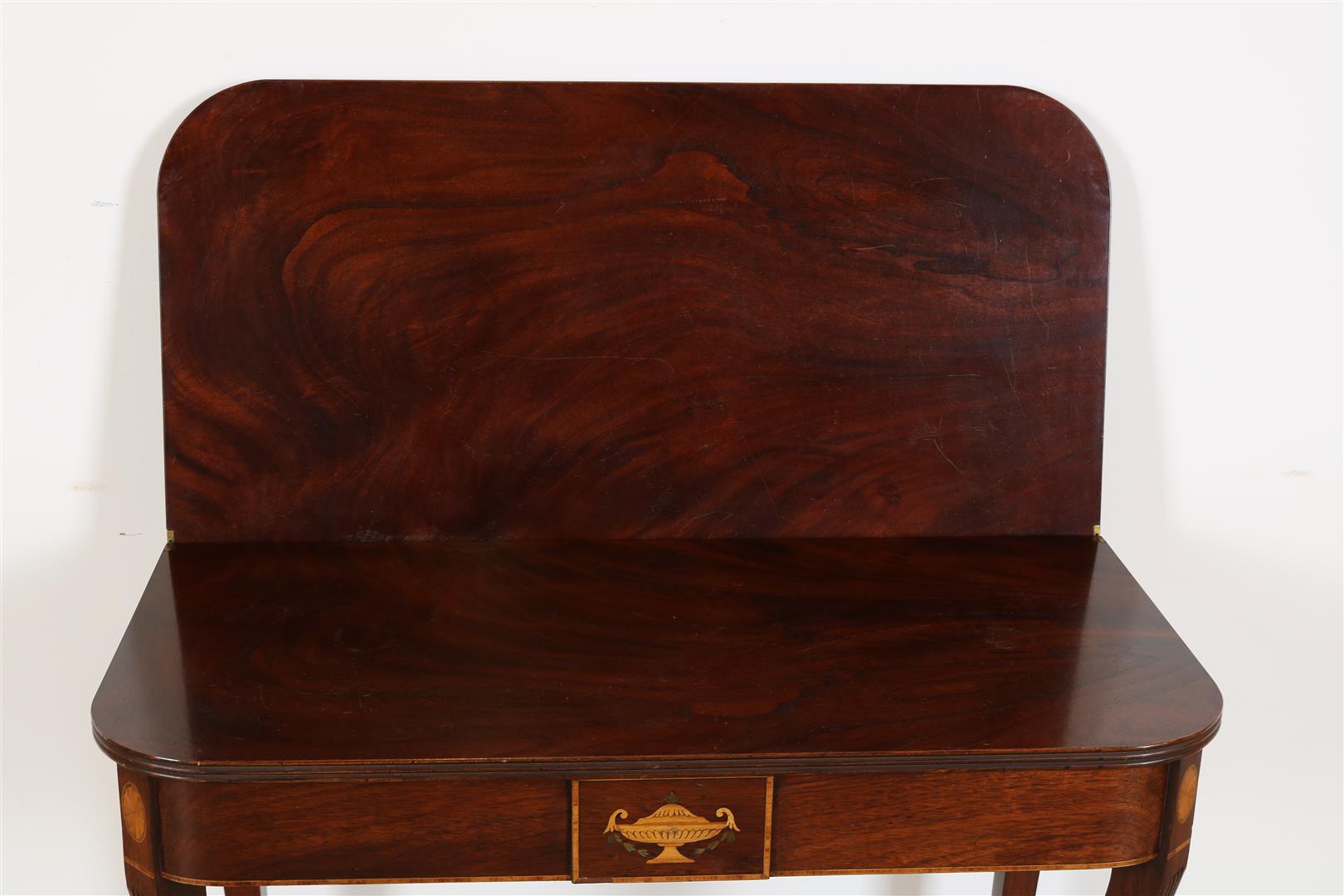 Mahogany Georgian-style coffee/breakfast table with folding top, inlaid vase in skirting boards - Image 3 of 6