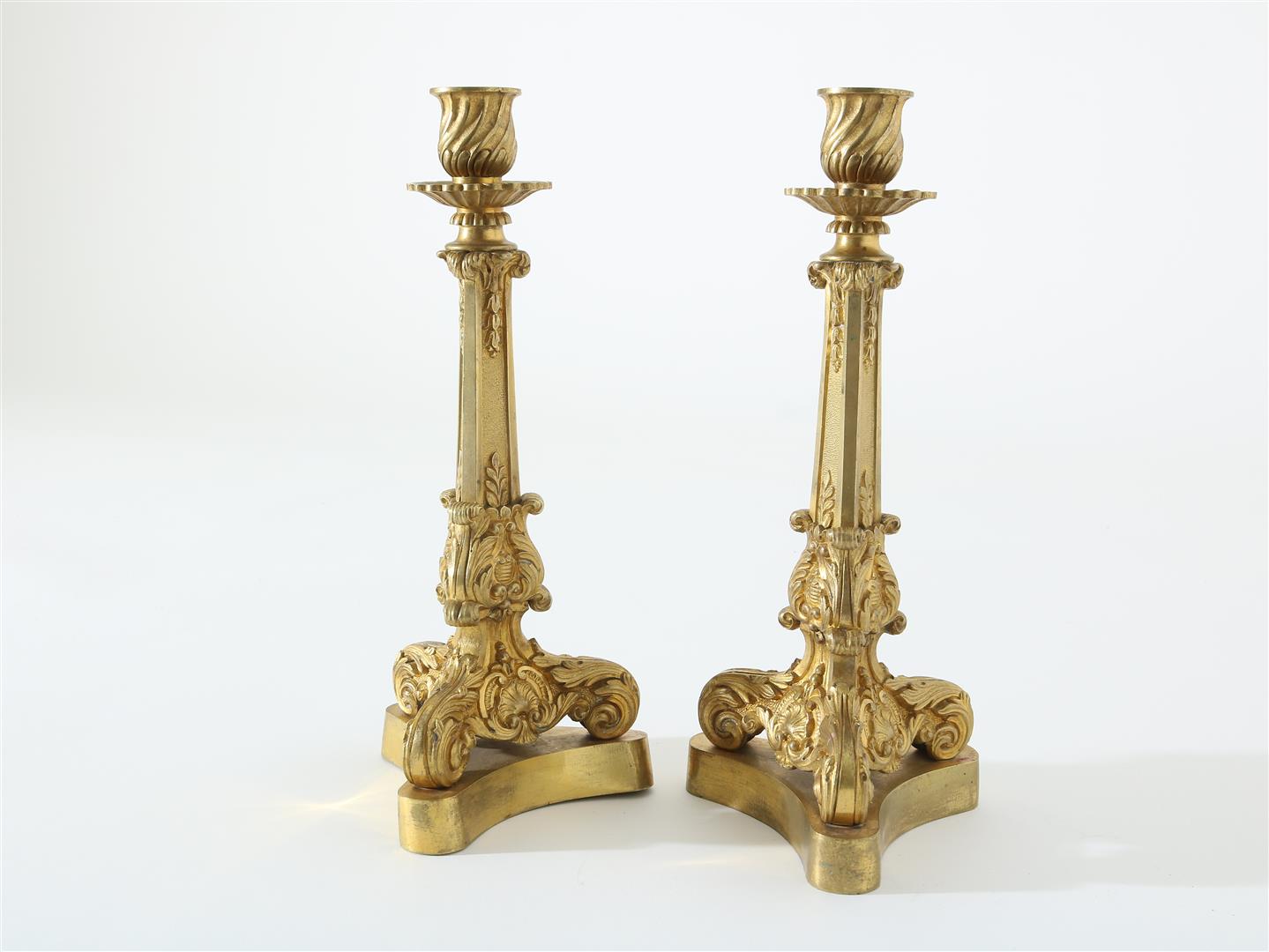 Set ormolu-gilded brass candlesticks, decorated with leaves and scallops, 19th century, height 29