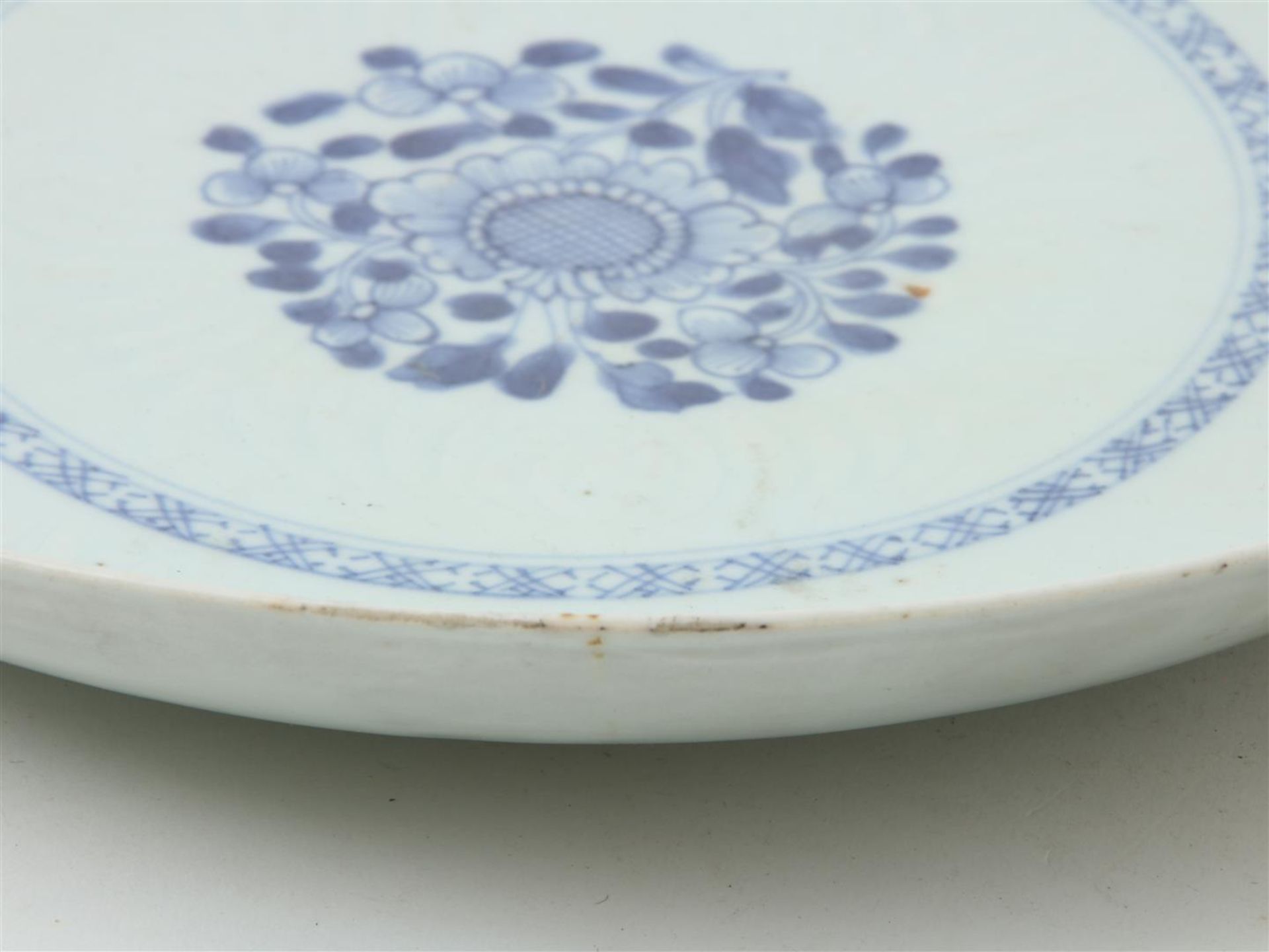 Set of Qianlong dishes decorated with flowers, diameter: 29 cm. (chip and hairline) - Image 8 of 9