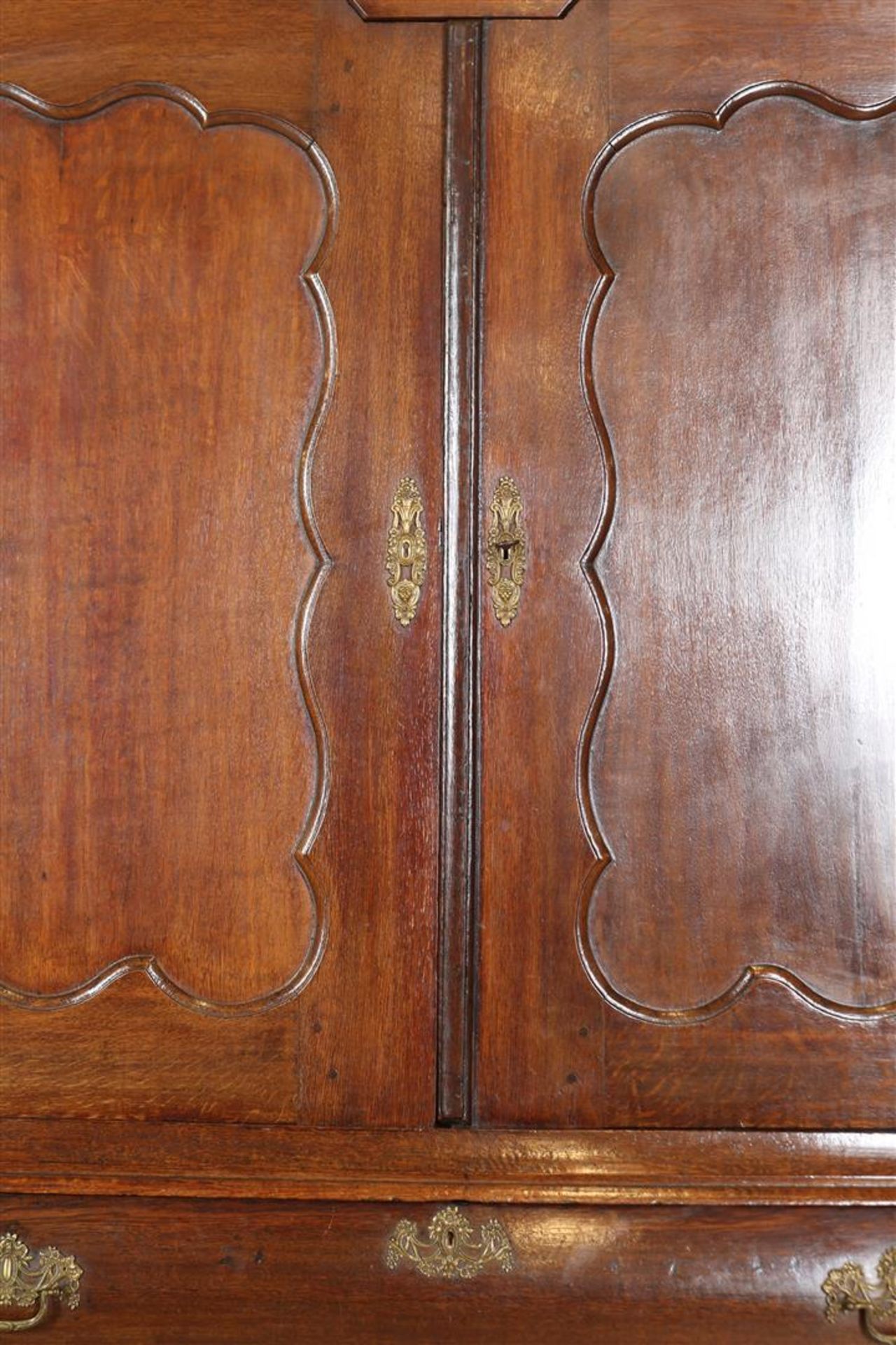 Oak Louis XV cabinet with contoured hood with carved crest, 2 panel doors on 3 curved drawers - Image 4 of 6