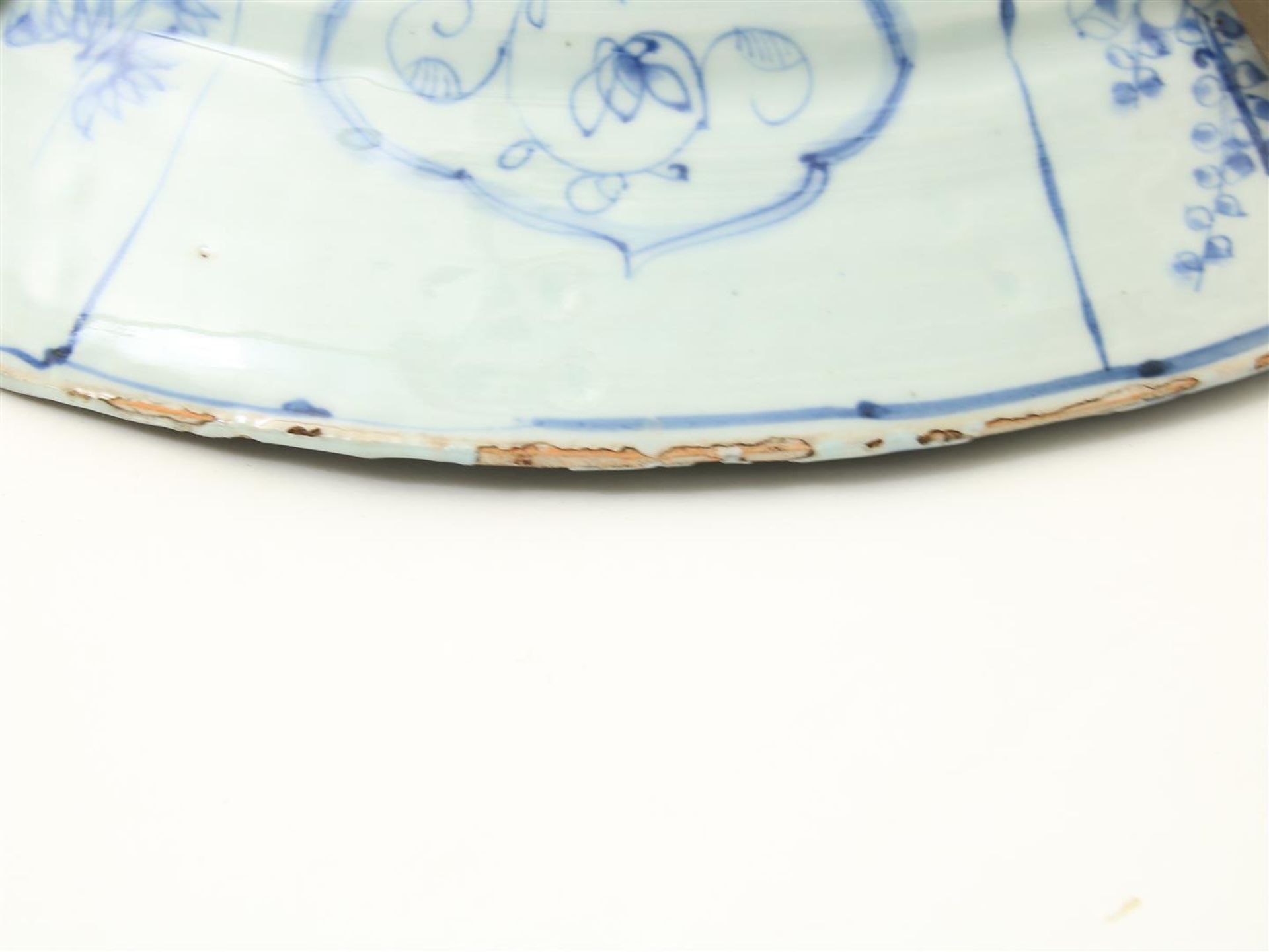 Porcelain dish with central decoration of Chinese people - Bild 7 aus 11
