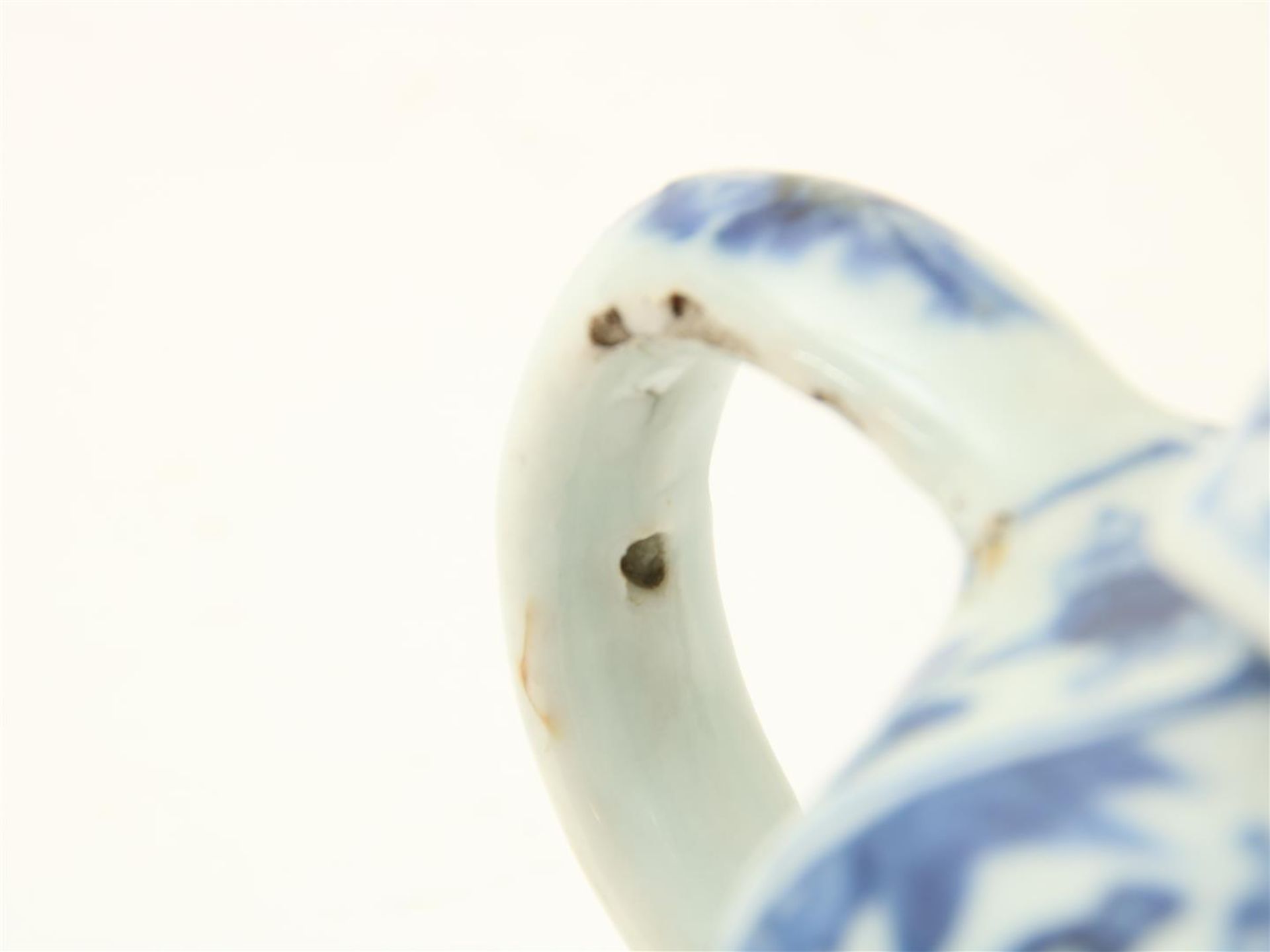 Porcelain lobed Kangxi teapot with long frame and floral decoration, China 18th century, height 10 - Image 6 of 7