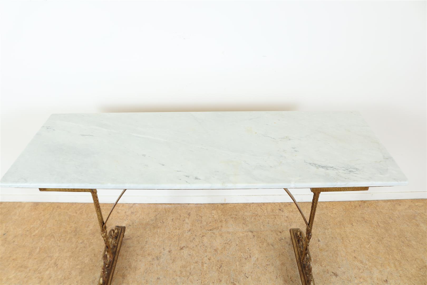 Serving table on gilded cast iron base with leaves and tendrils relief with original marble top on - Image 2 of 4