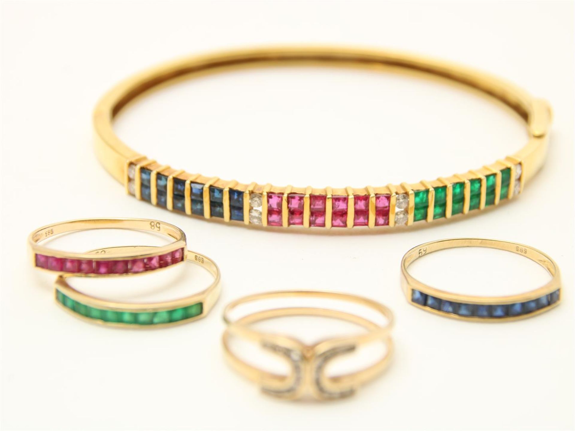 Yellow gold rigid bracelet set with sapphires, rubies, emeralds and diamonds, grade 750/000. And a