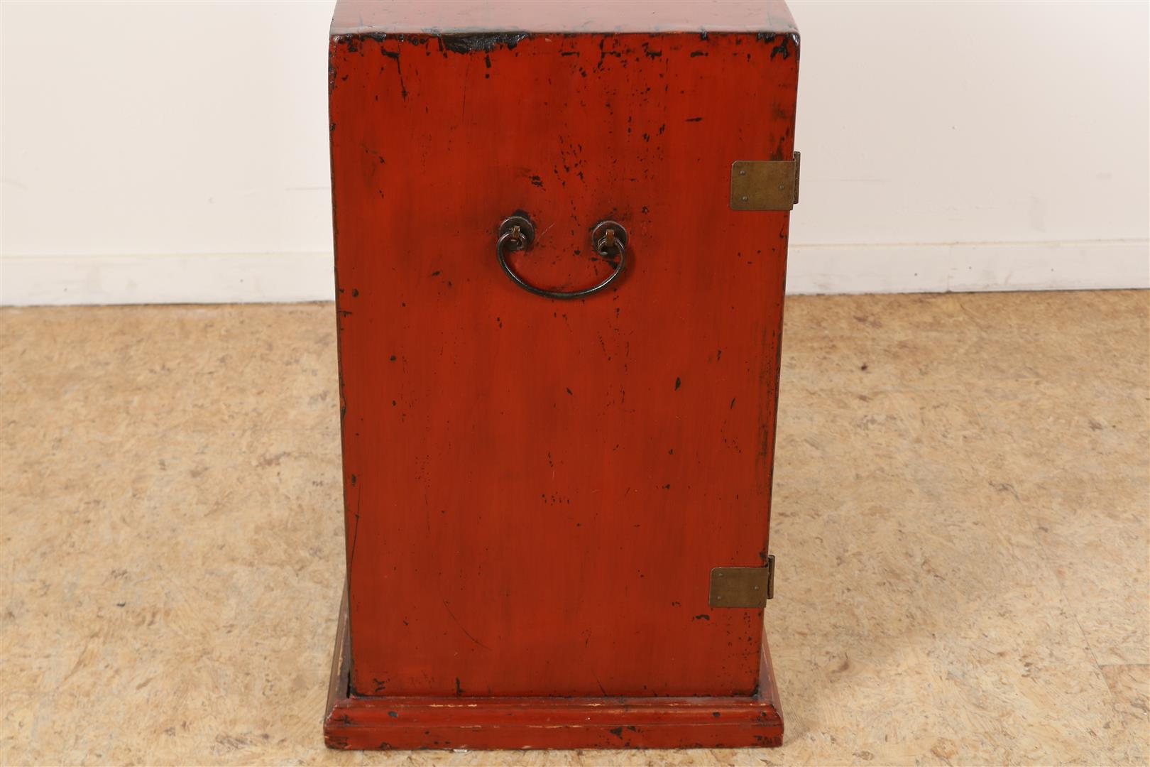 Red lacquer elm wood carrying cabinet with decor of gilded butterflies (called "Miao Jin") with 2 - Image 2 of 4