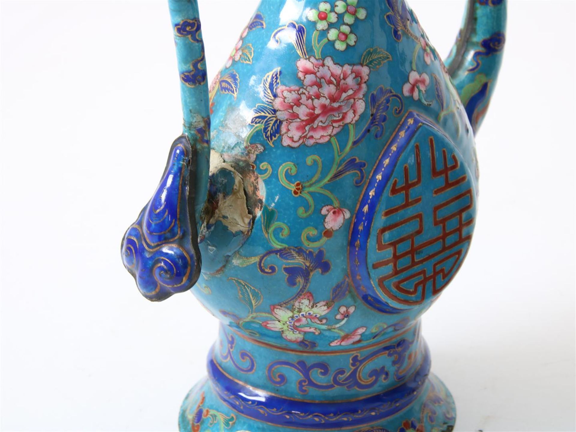 Set of Canton enamel Qianlong jugs for the Islamic market, China 18 eeuw (both damaged), height 35 - Image 3 of 5